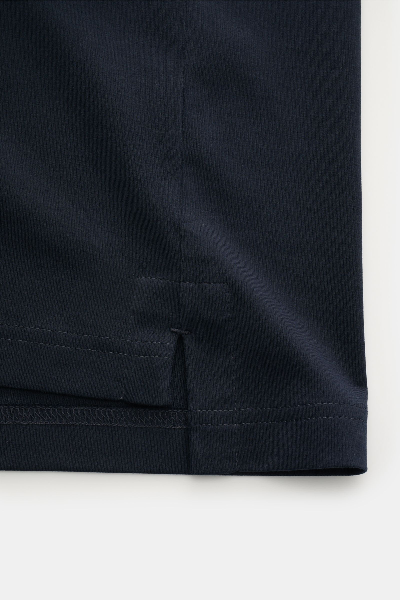 Nahaufnahme des Saumdetails mit kurzen Saumschlitzen des Stefan Brandt Jersey-Poloshirt 'Luca' dark navy aus weichem Pima-Baumwoll-Jersey.