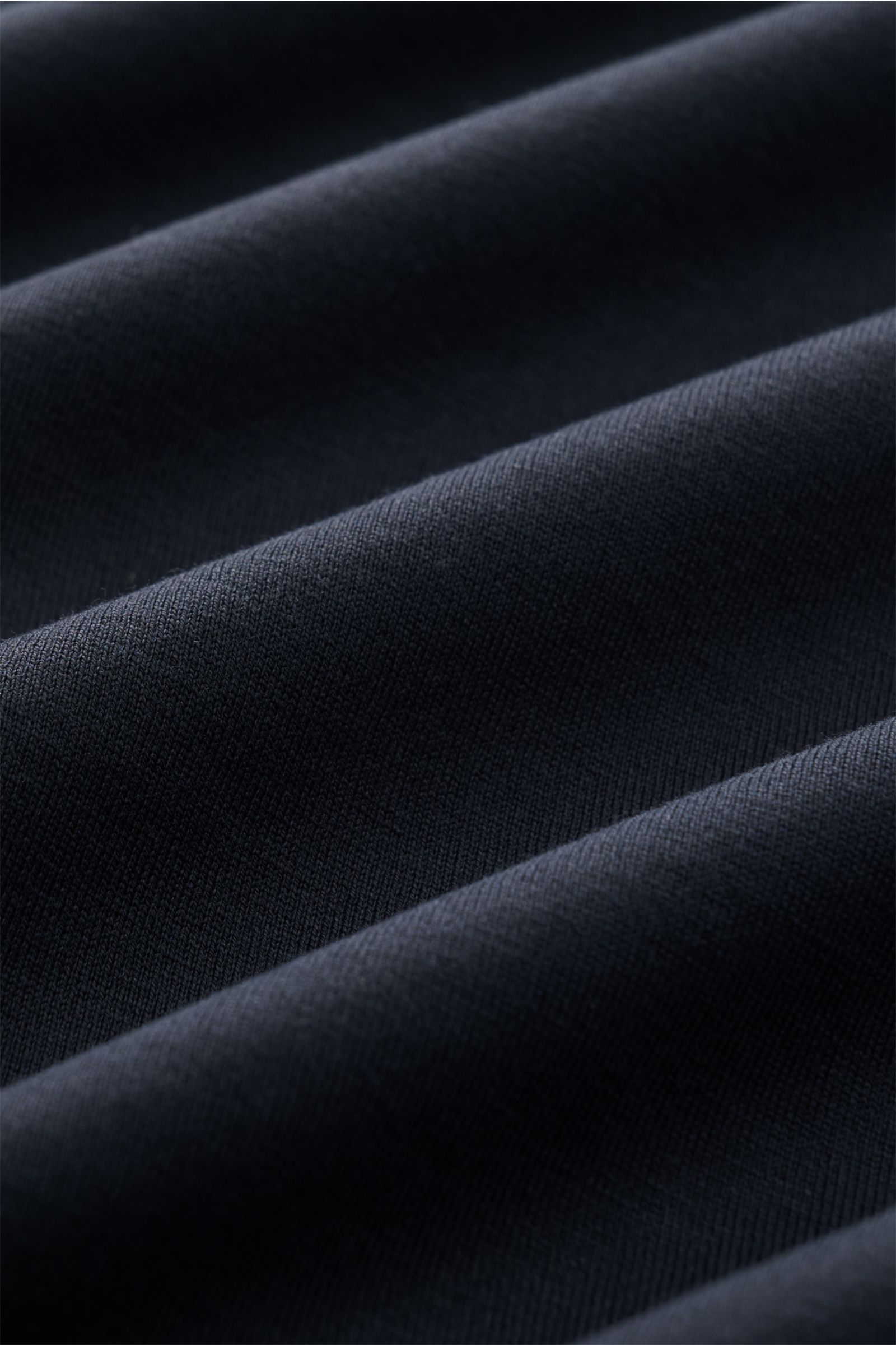 Nahaufnahme der Stoffstruktur des Stefan Brandt Jersey-Poloshirts 'Luca' dark navy aus reiner Pima-Baumwolle, weicher Jersey mit feinem Gewebe.