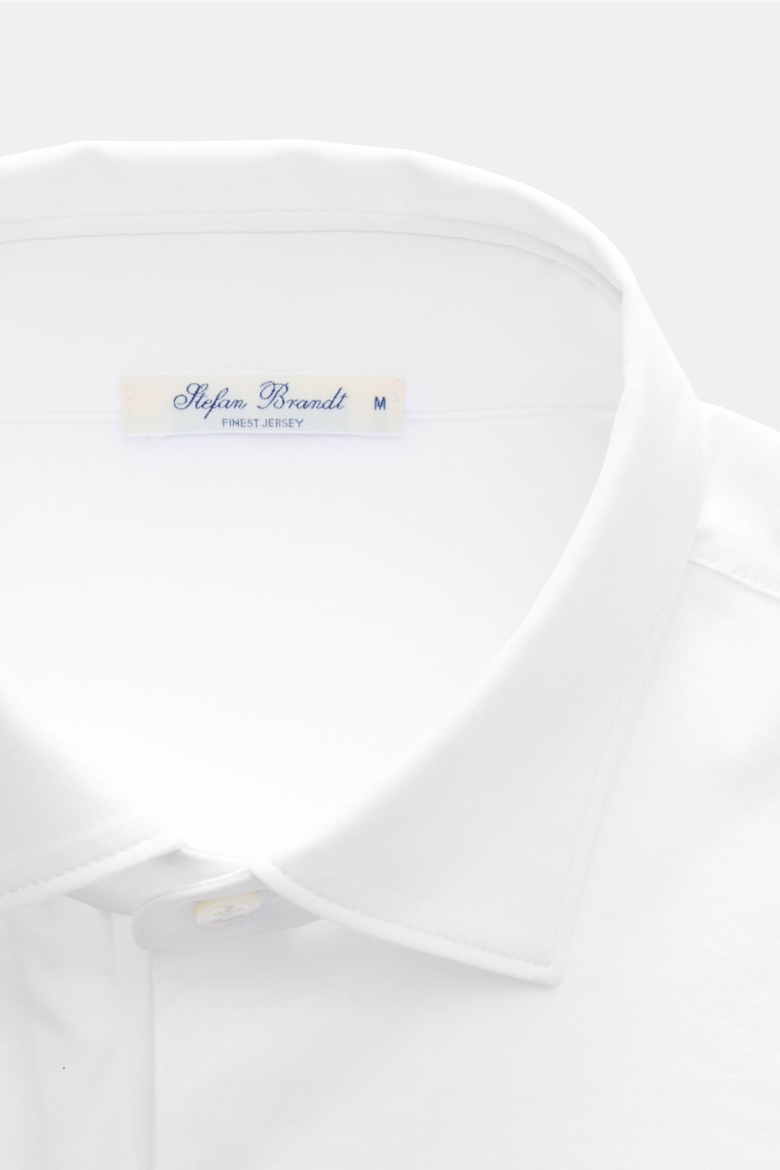 Close-up front top view of Stefan Brandt Jersey-Poloshirt 'Luca' weiß showing a smooth, white slim fit polo collar with a three-button placket.

Feinster Komfort für jeden Tag: Das exklusive Jersey-Poloshirt 'Luca' von 