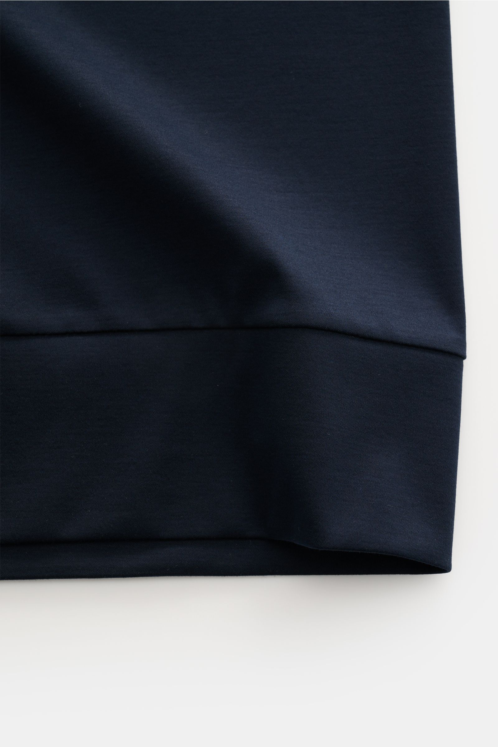Close-up front view of the Stefan Brandt Jersey-Poloshirt 'Luca' dark navy, highlighting the smooth, soft Pima cotton fabric and flexible hem cuff. Feinster Komfort für jeden Tag: Das exklusive Jersey-Poloshirt 'Luca' von STEFAN BRANDT überzeugt mit hochw