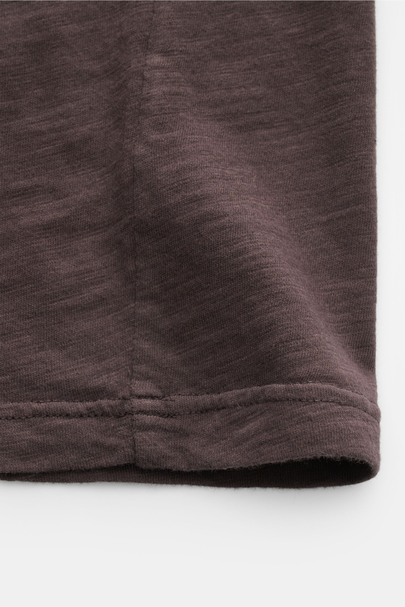 Close-up bottom hem view of B.F. Knitwear Jersey polo shirt dark brown, pure cotton, soft feel, slim fit with classic polo collar. Uncomplicated classic: This jersey polo shirt by B.F. KNITWEAR is a versatile basic for the warmer months.
- Pure cotton
- S
