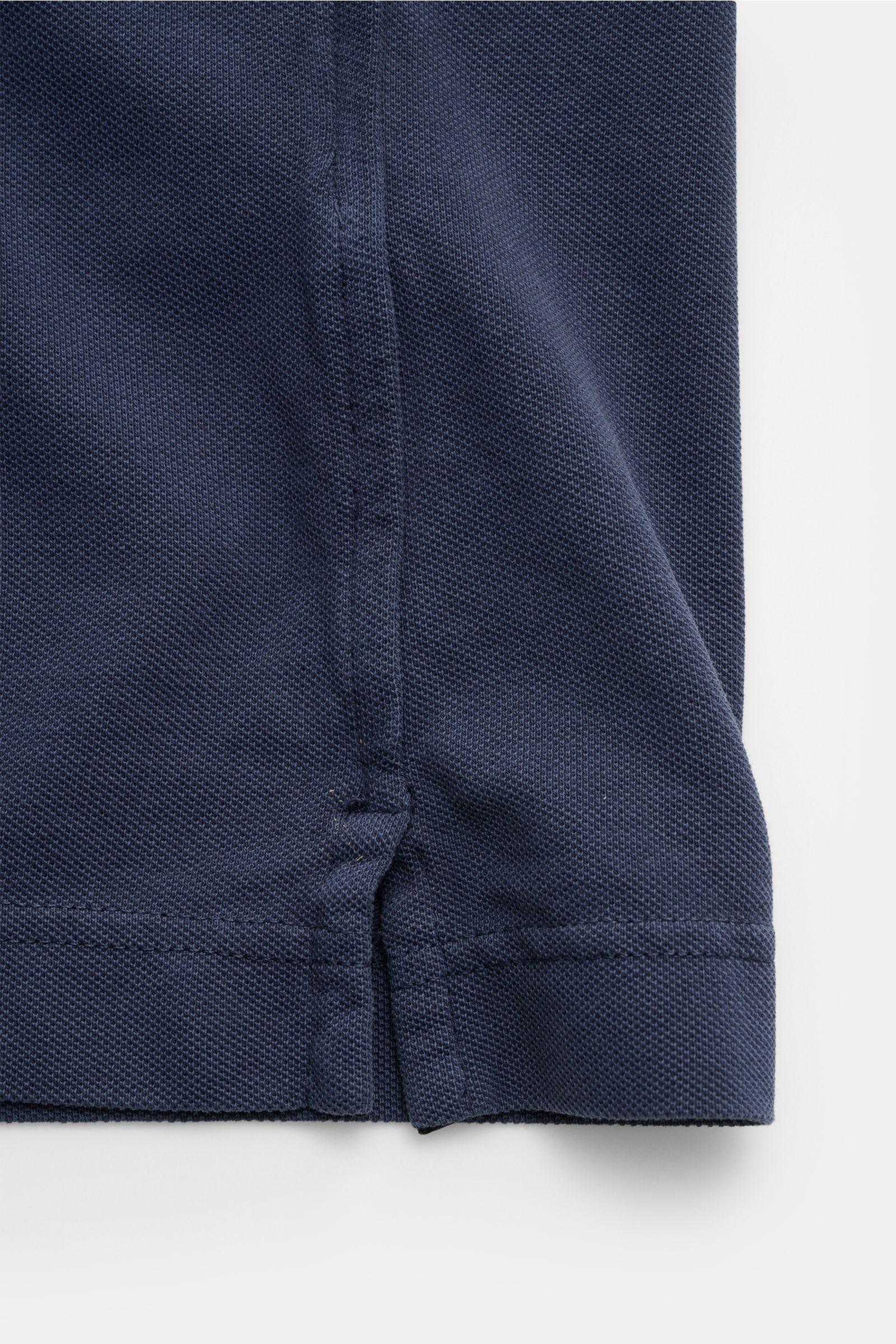 Nahaufnahme des seitlichen Saums mit Saumschlitz des Della Ciana Poloshirt navy in garment dyed Baumwoll-Piqué, Regular Fit, elastischem Ärmelbündchen.