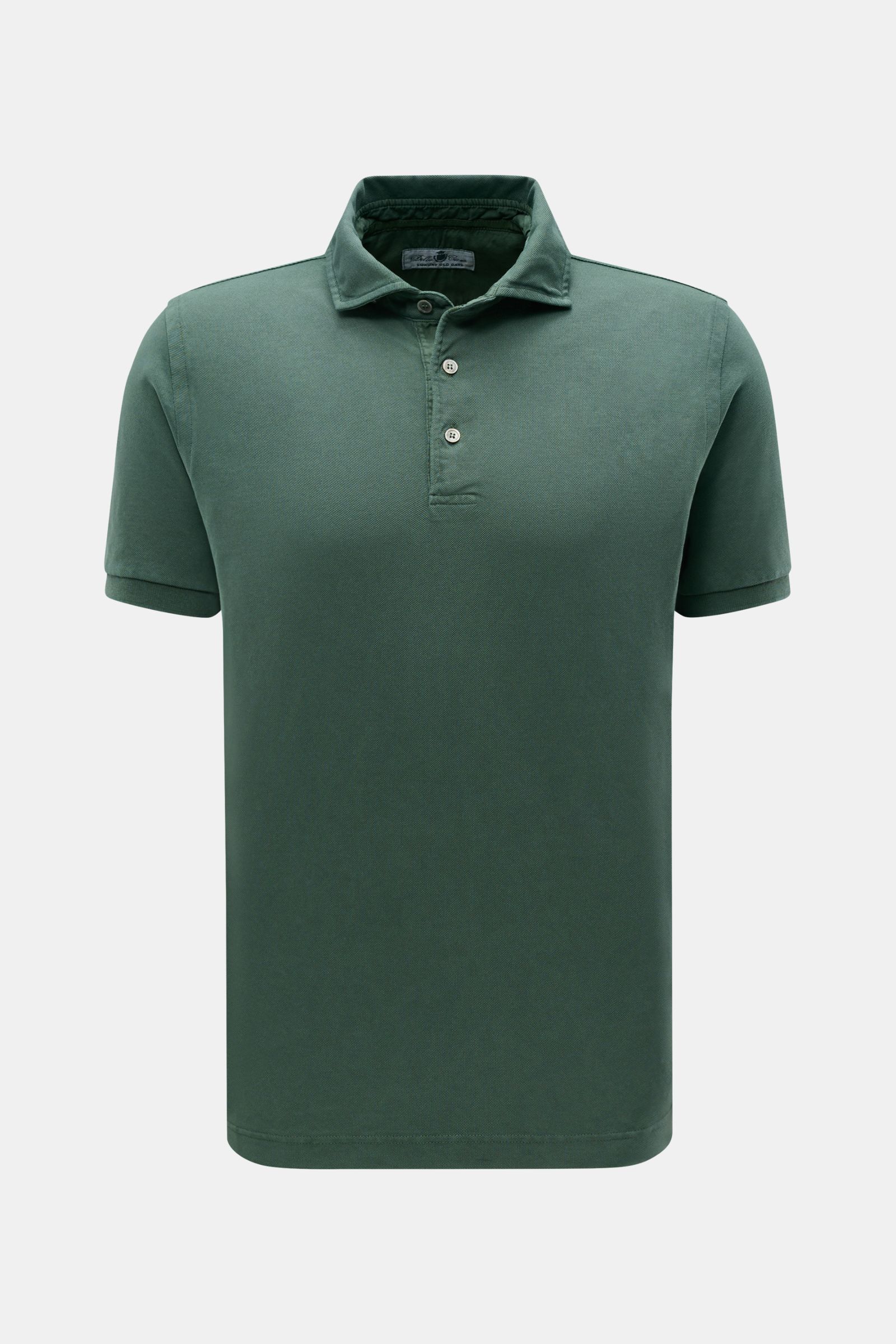 Della Ciana Poloshirt dunkelgrün, frontale Nahaufnahme, reine Baumwolle, Piqué-Struktur, Regular Fit, Dreiknopf-Leiste, elastische Ärmelbündchen, Saumschlitze, garment dyed.