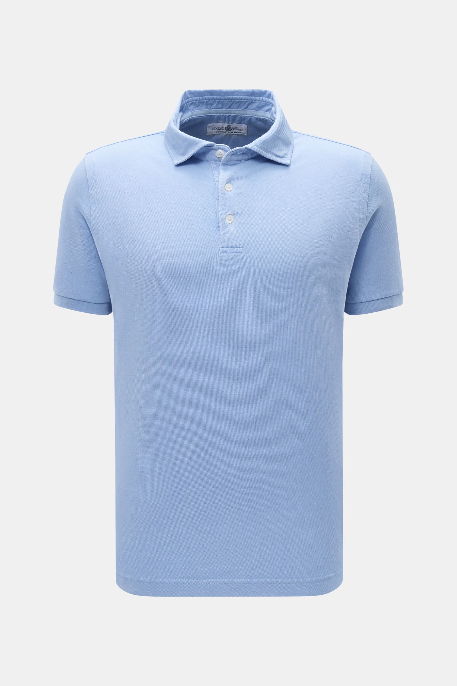 Della Ciana Poloshirt hellblau, frontale Nahaufnahme, reine Baumwolle, feine Piqué-Struktur, weicher Griff, garment dyed, Regular Fit, Polokragen, Drei-Knopf-Leiste, elastische Ärmelbündchen, seitliche Saumschlitze.