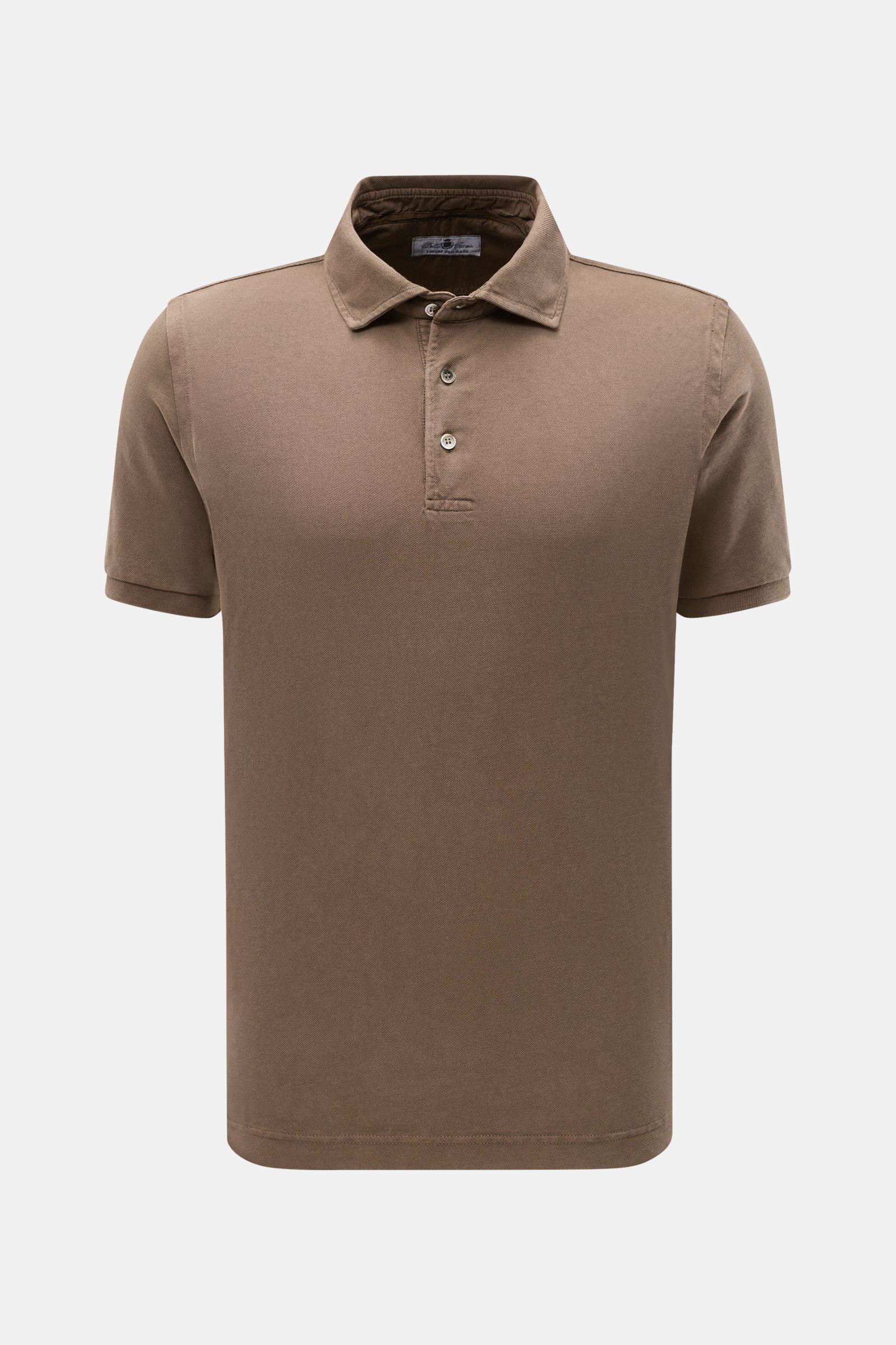 Della Ciana Poloshirt braun, frontale Nahaufnahme, reine Baumwolle, feine Piqué-Struktur, Regular Fit, garment dyed, Polokragen, 3-Knopf-Leiste, elastische Ärmelbündchen, seitliche Saumschlitze.