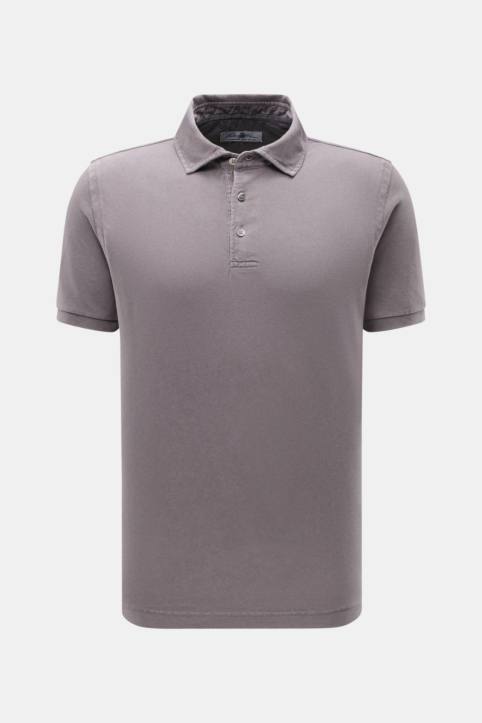 Della Ciana Poloshirt grau, frontale Nahaufnahme, reine Baumwolle, feine Piqué-Struktur, Regular Fit, Drei-Knopf-Leiste, elastische Ärmelbündchen.