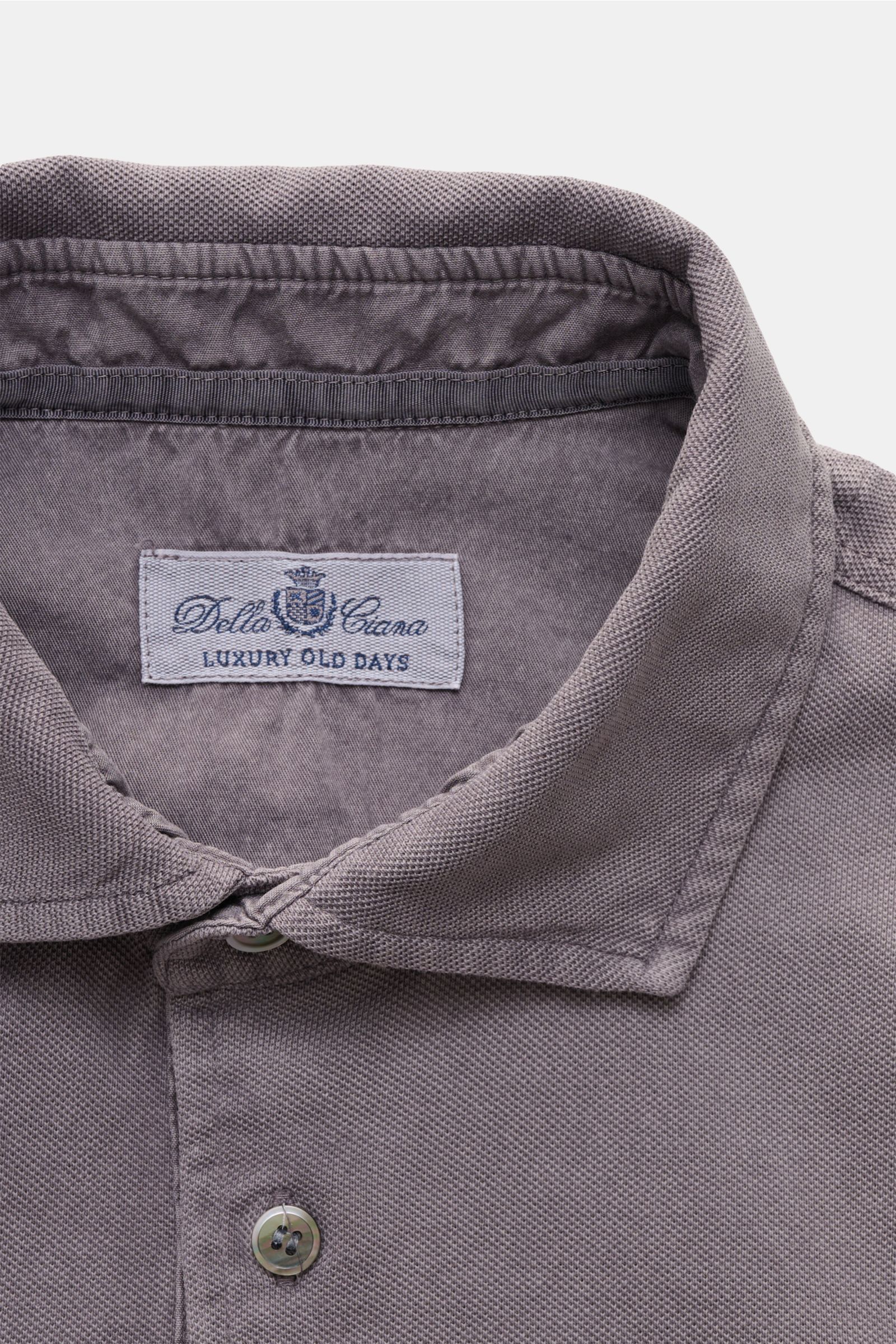 Della Ciana Poloshirt grau, Nahaufnahme von oben, stückgefärbt, reine Baumwolle, feine Piqué-Struktur, Regular Fit, Drei-Knopf-Leiste, elastische Ärmelbündchen.