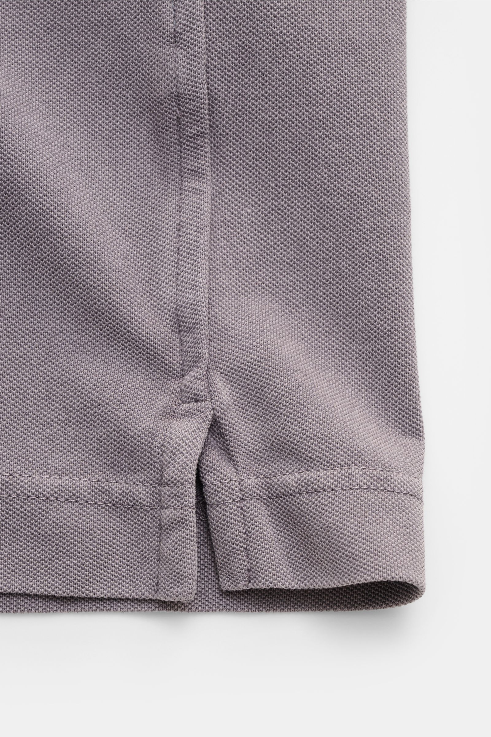 Della Ciana Poloshirt grau halbnah von unten fotografiert, reine Baumwolle, feine Piqué-Struktur, elastische Ärmelbündchen, seitliche Saumschlitze.