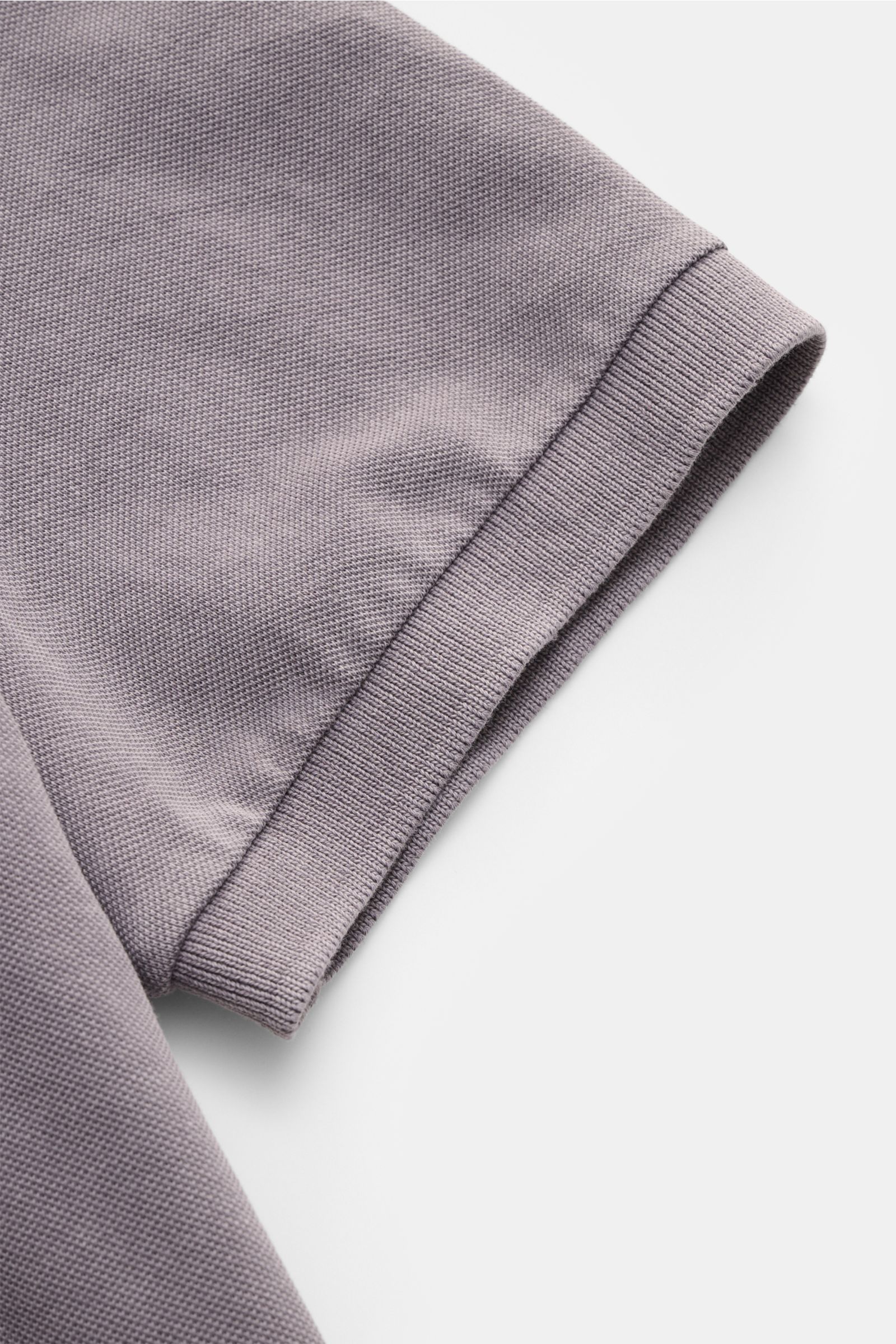 Della Ciana Poloshirt grau in Nahaufnahme von Ärmelbündchen und feiner Baumwoll-Piqué-Struktur, garment dyed, Regular Fit.