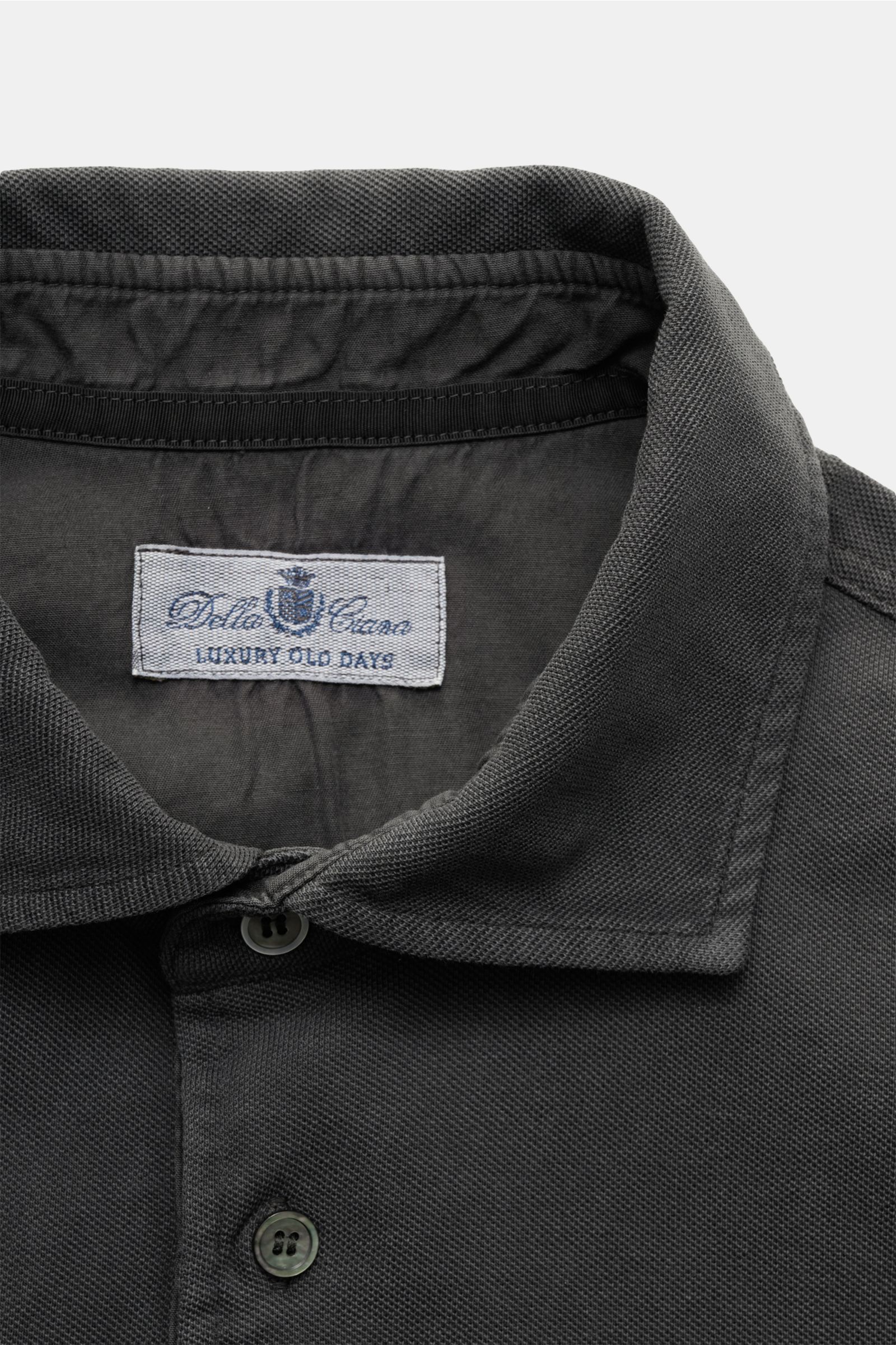 Della Ciana Poloshirt dunkelgrau, Nahaufnahme von Polokragen, Drei-Knopf-Leiste, reine Baumwolle, feine Piqué-Struktur, garment dyed, Regular Fit.
