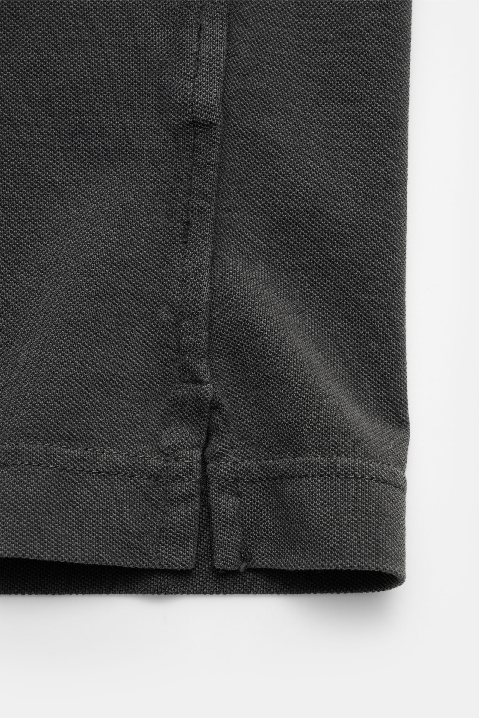 Della Ciana Poloshirt dunkelgrau Detailansicht von unten in feiner Piqué-Struktur, garment dyed, reine Baumwolle, Regular Fit, elastische Ärmelbündchen, seitliche Saumschlitze.
