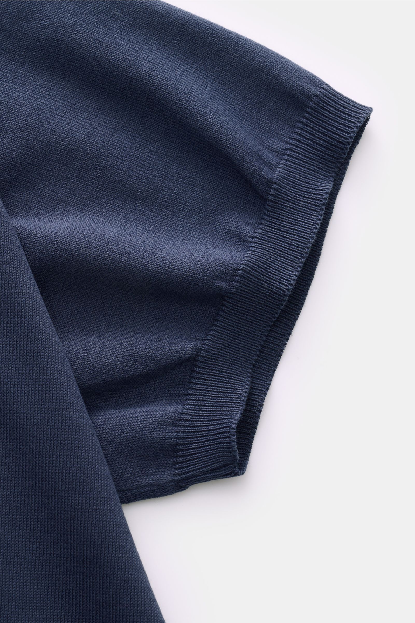 Close-up side view of the sleeve of the Della Ciana Short sleeve knit polo shirt navy, showing soft cotton knit texture and narrow ribbed bands.

A casual alternative to a T-shirt: With this knit polo shirt by DELLA CIANA, made from soft cotton, you ca