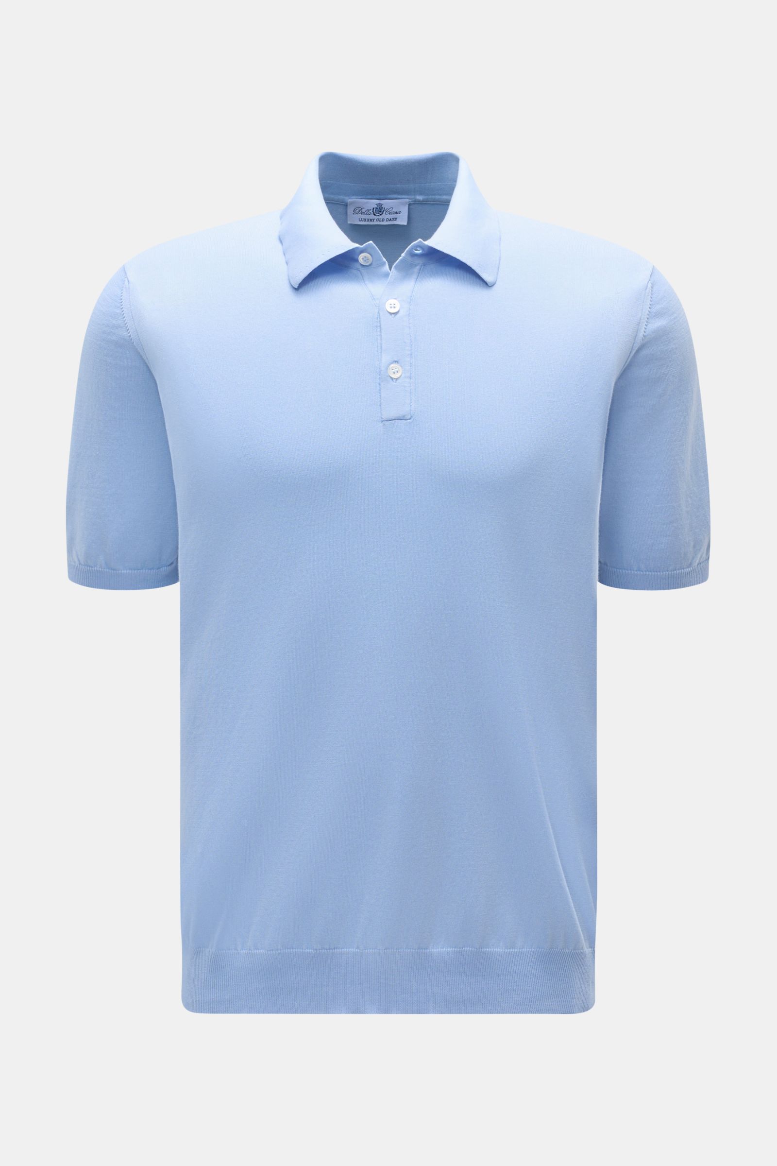 Front view of Della Ciana Kurzarm-Strickpolo hellblau, a slim fit, soft cotton knit polo with a tailored collar, three-button placket, and narrow ribbed cuffs.

Description: Lässige Alternative zum T-Shirt: Mit diesem gestrickten Polo von DELLA CIANA a