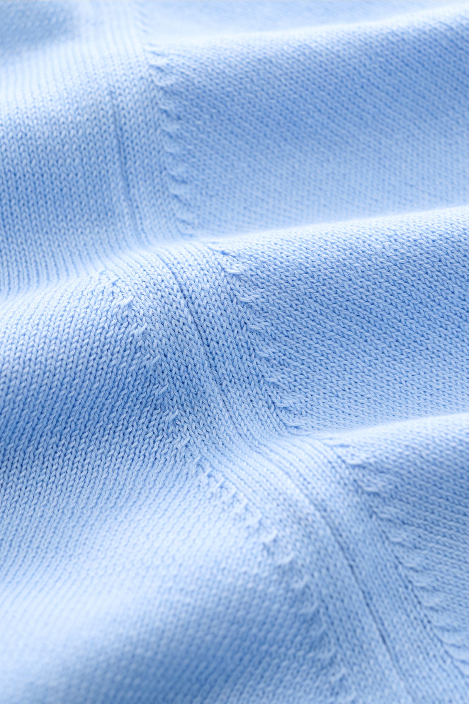 Close-up front view of Della Ciana Kurzarm-Strickpolo hellblau, a light blue cotton knit polo with soft touch, fine knit, slim fit, tailored collar, three-button placket, and narrow ribbed cuffs. Lässige Alternative zum T-Shirt: Mit diesem gestrickten Pol