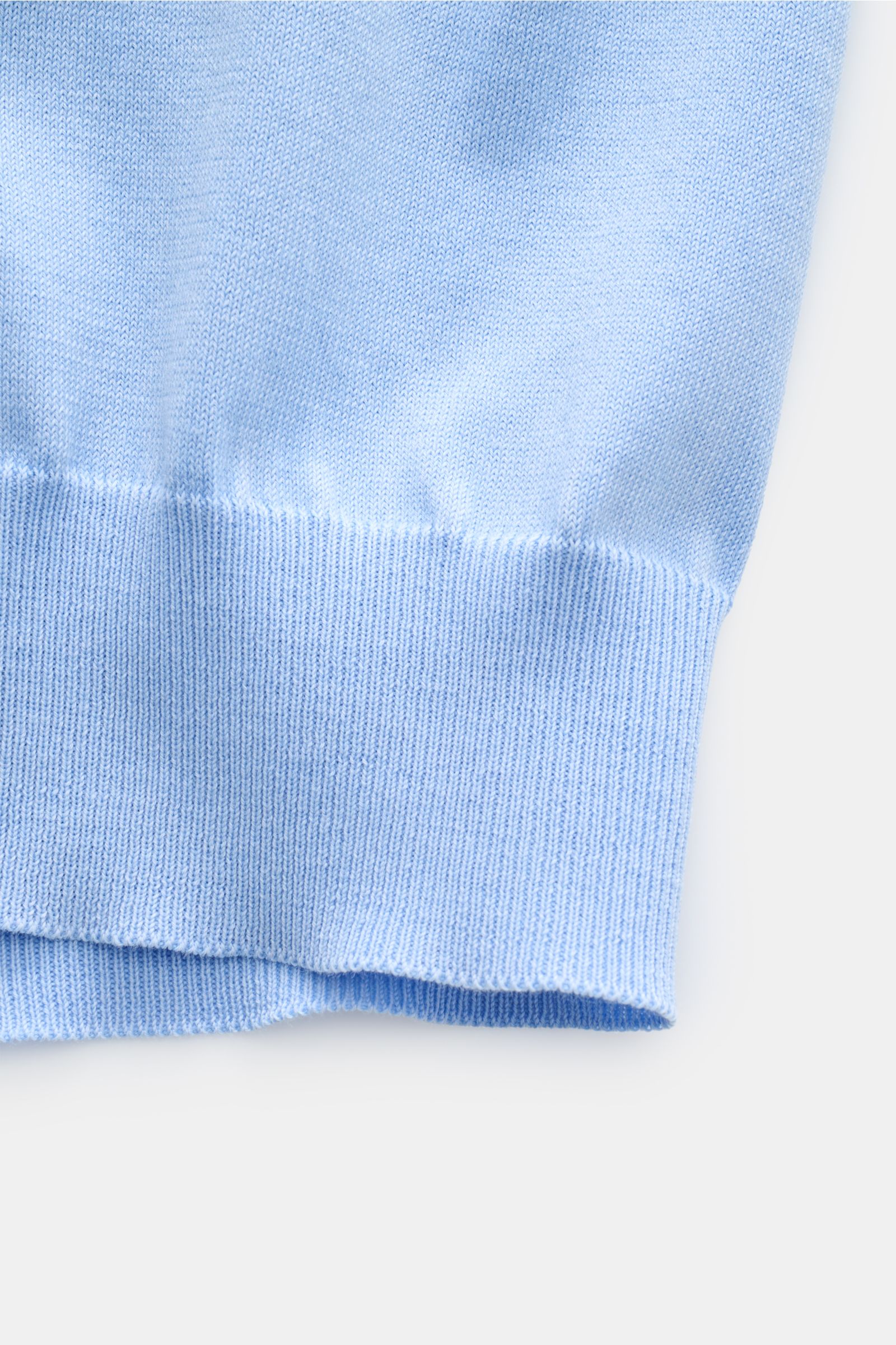 Close-up of the sleeve cuff of the Della Ciana Kurzarm-Strickpolo hellblau, showing soft cotton knit and fine ribbing from a side perspective.

Description: Lässige Alternative zum T-Shirt: Mit diesem gestrickten Polo von DELLA CIANA aus geschmeidiger 