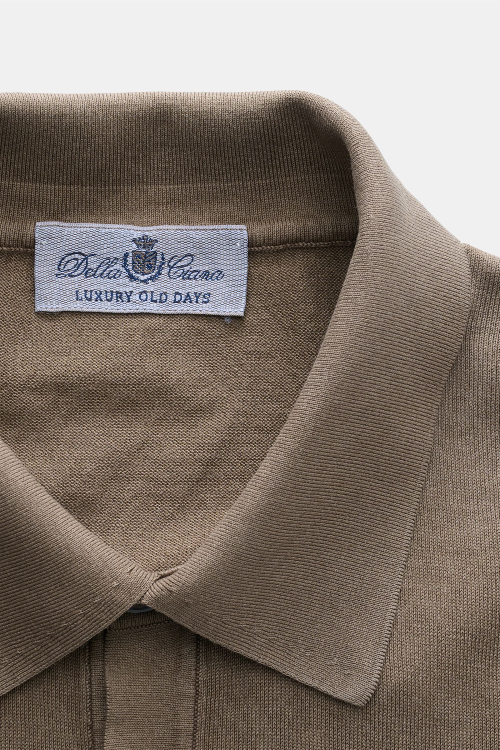 Close-up front view of the Della Ciana Short sleeve knit polo taupe collar and label, showcasing fine cotton knit texture and slim fit design.

A casual alternative to a T-shirt: With this knit polo shirt by DELLA CIANA, made from soft cotton, you can 