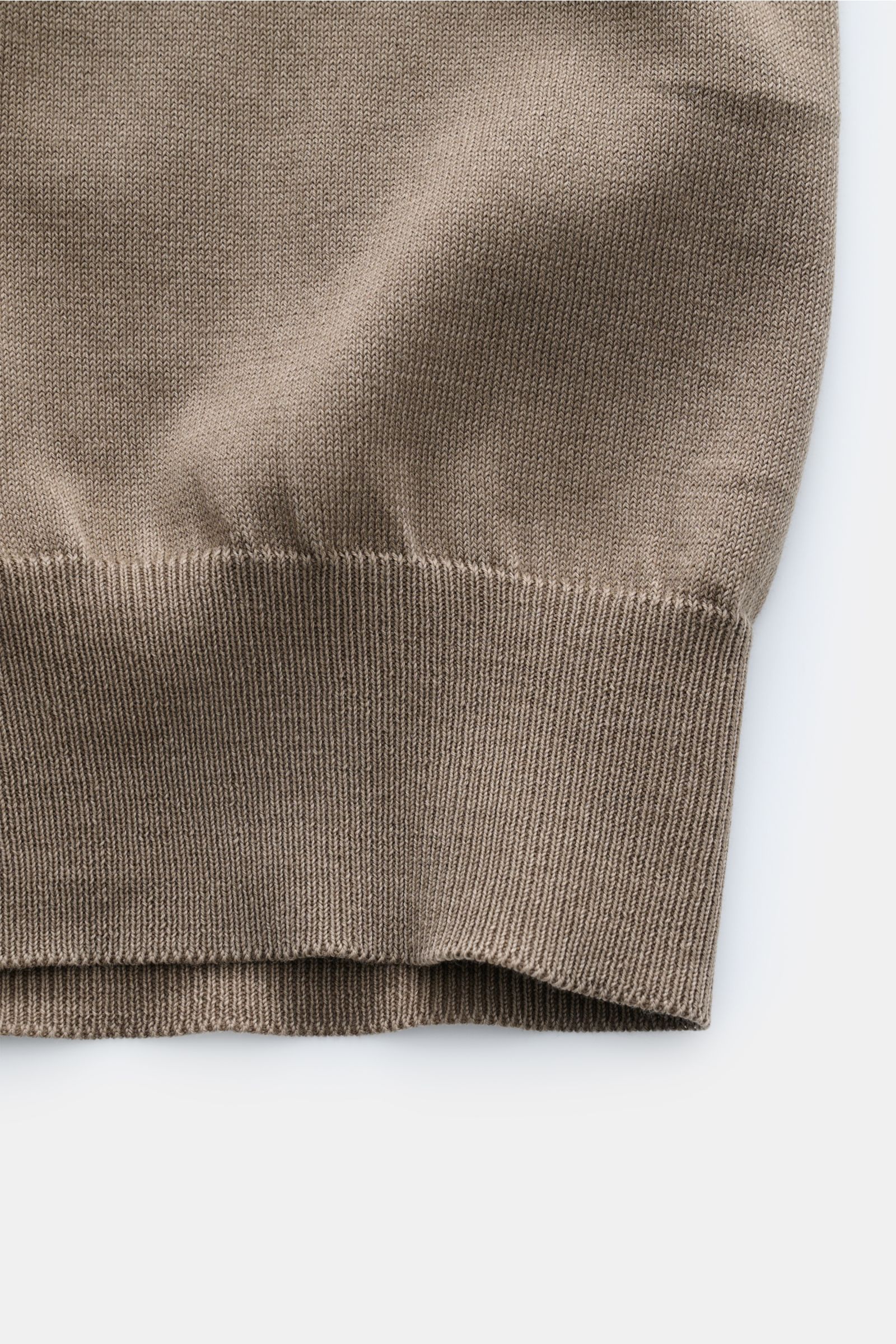 Close-up view of the ribbed hem on the Della Ciana Short sleeve knit polo taupe, showcasing fine cotton knit texture.

A casual alternative to a T-shirt: With this knit polo shirt by DELLA CIANA, made from soft cotton, you can add a twist to your every