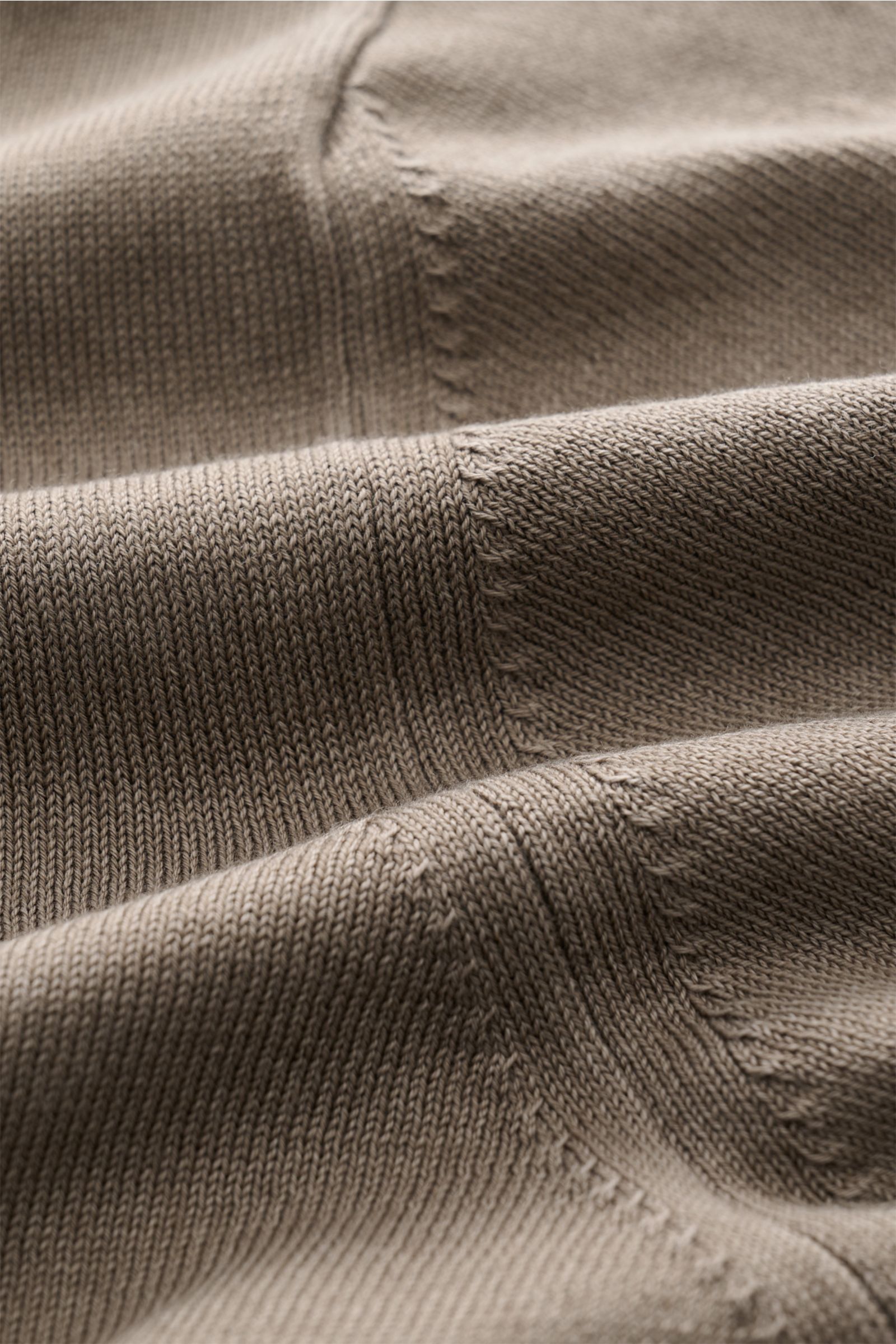 Alt tag (125 characters max): Close-up fabric detail of Della Ciana Short sleeve knit polo taupe, showing fine cotton knit texture from a top-down view.

Description:  
A casual alternative to a T-shirt: With this knit polo shirt by DELLA CIANA, made f