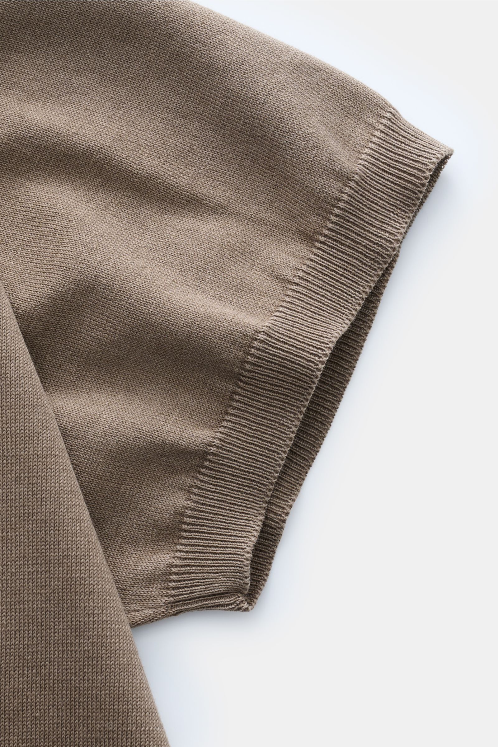 Close-up front view of the sleeve hem of the Della Ciana Short sleeve knit polo taupe, showing fine cotton knit and ribbed bands.

A casual alternative to a T-shirt: With this knit polo shirt by DELLA CIANA, made from soft cotton, you can add a twist t