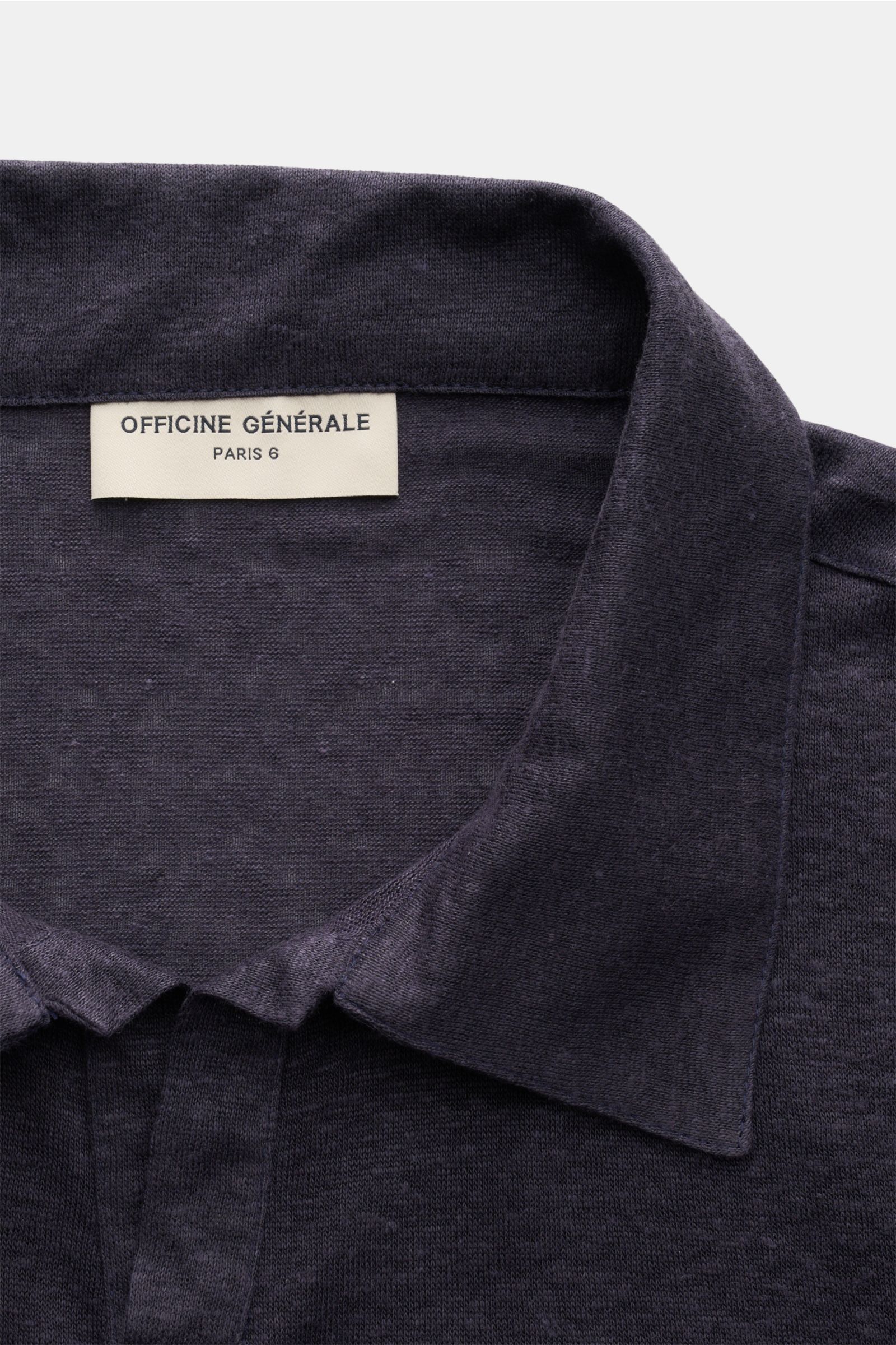 Close-up front view of the Officine Générale Kurzarm-Strickpolo 'Simon' navy meliert showing the classic polo collar and fine knit texture. Stilvoll durch die Frühlings- und Sommersaison: Das Kurzarm-Strickpolo von OFFICINE GÉNÉRALE ist der ideale Begl