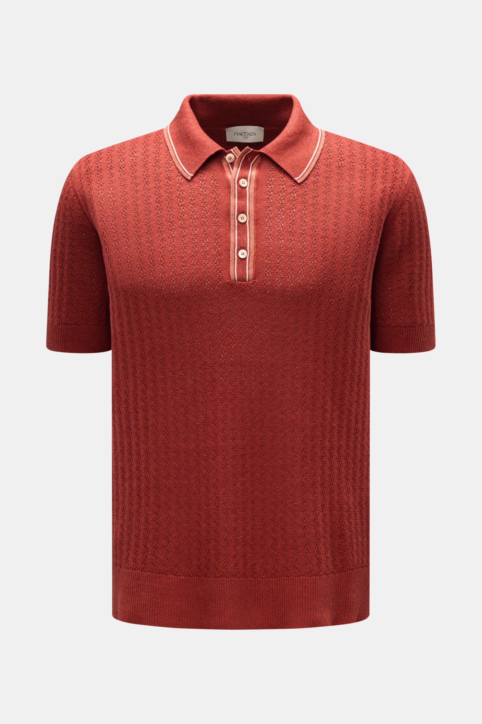 Piacenza 1733 Kurzarm-Strickpolo rostbraun shown front view, short-sleeve knit polo in silk-linen blend with soft feel, striped texture, classic collar, and ribbed cuffs. Eyecatcher in der Sommersaison: Das Kurzarm-Strickpolo von PIACENZA 1733 besticht mi