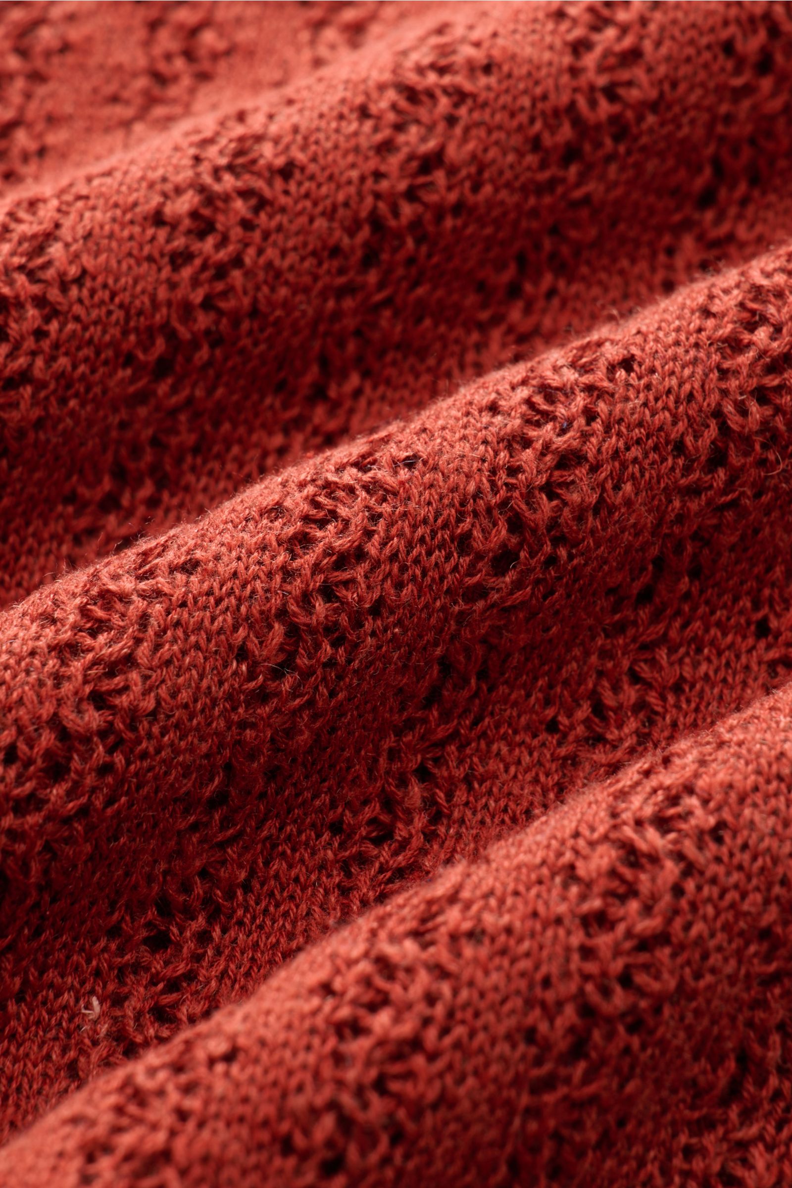 Close-up angled view of the Piacenza 1733 Kurzarm-Strickpolo rostbraun showing its luxurious silk-linen blend, soft texture, mid-fine knit, striped structure knit design, regular fit, classic polo collar, and flexible ribbed cuffs. Eyecatcher in der Somme