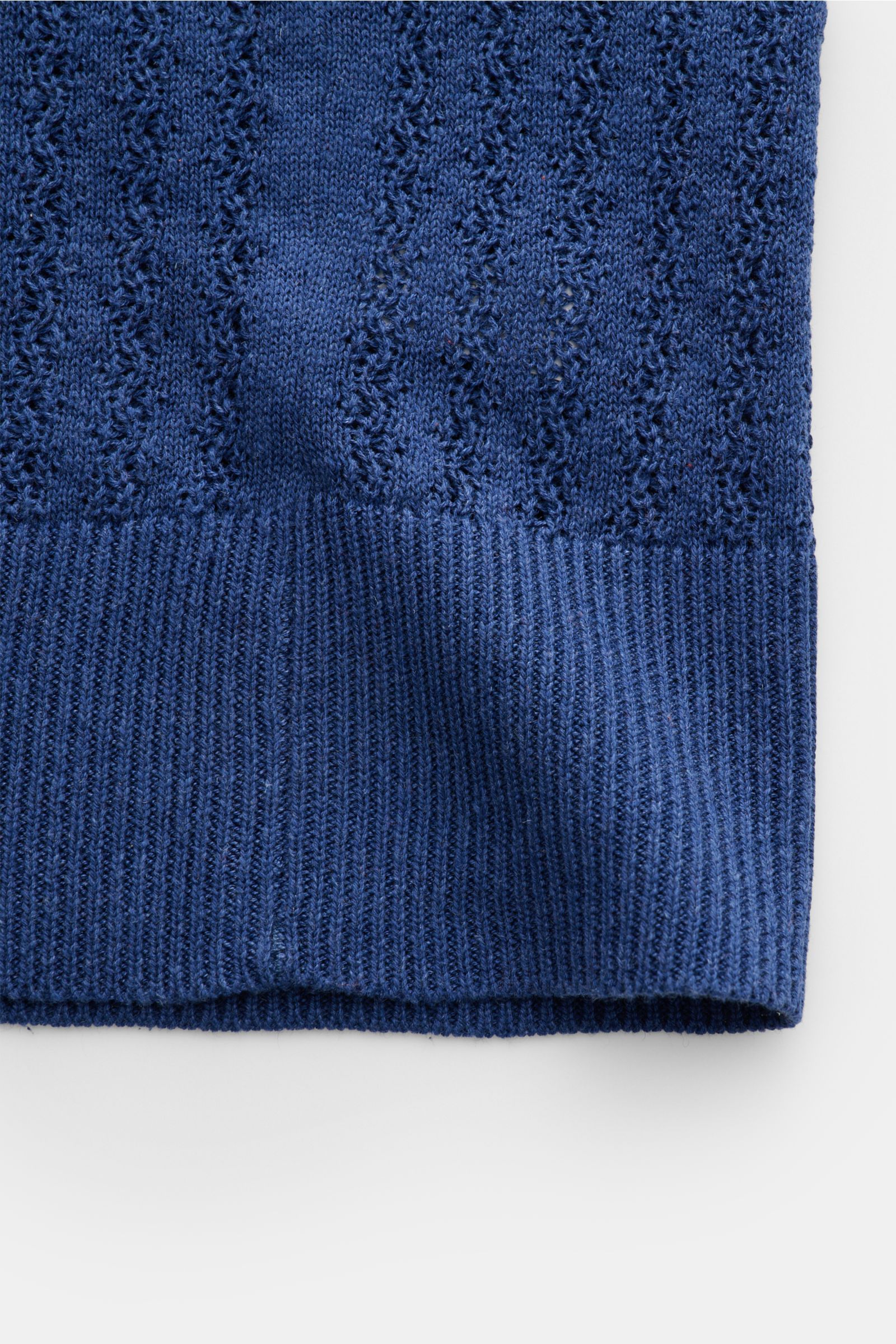 Close-up front view of Piacenza 1733 Kurzarm-Strickpolo dunkelblau showing its mid-fine striped structure knit, soft silk-linen blend, regular fit, classic polo collar, and flexible ribbed cuffs. 

Description: Eyecatcher in der Sommersaison: Das Kurza