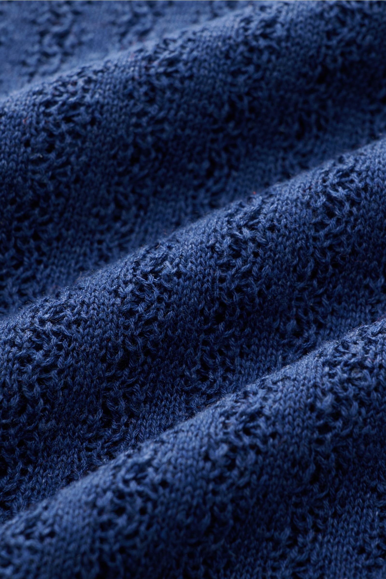 Close-up texture detail of the Piacenza 1733 Kurzarm-Strickpolo dunkelblau, showing its striped structure knit in a silk-linen blend. Photographed from a top-down perspective. Eyecatcher in der Sommersaison: Das Kurzarm-Strickpolo von PIACENZA 1733 bes