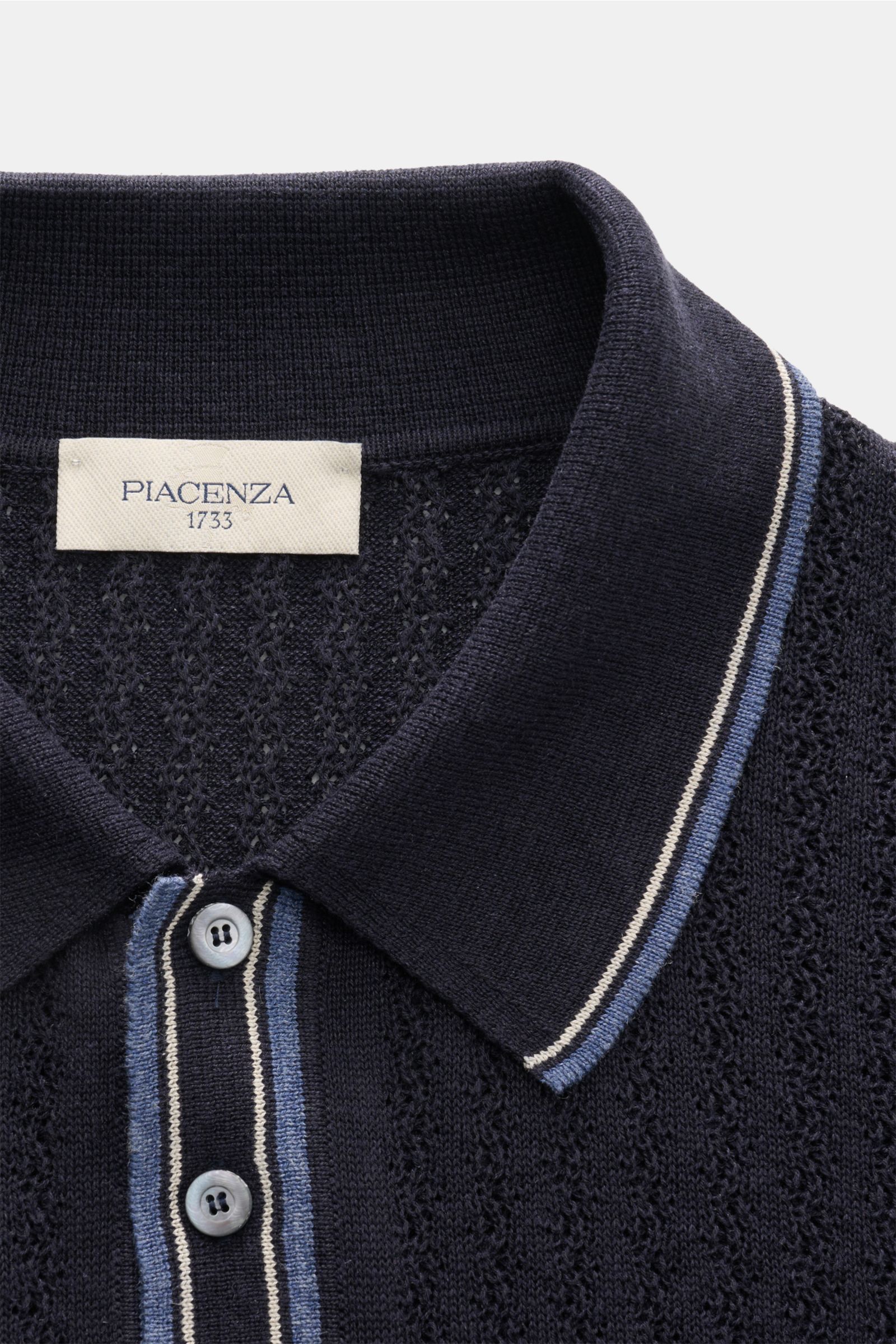 Close-up front view of Piacenza 1733 Kurzarm-Strickpolo dark navy showing collar, buttons, and textured stripe knit design. 

Description: Eyecatcher in der Sommersaison: Das Kurzarm-Strickpolo von PIACENZA 1733 besticht mit luxuriöser Seide-Leinenmisc
