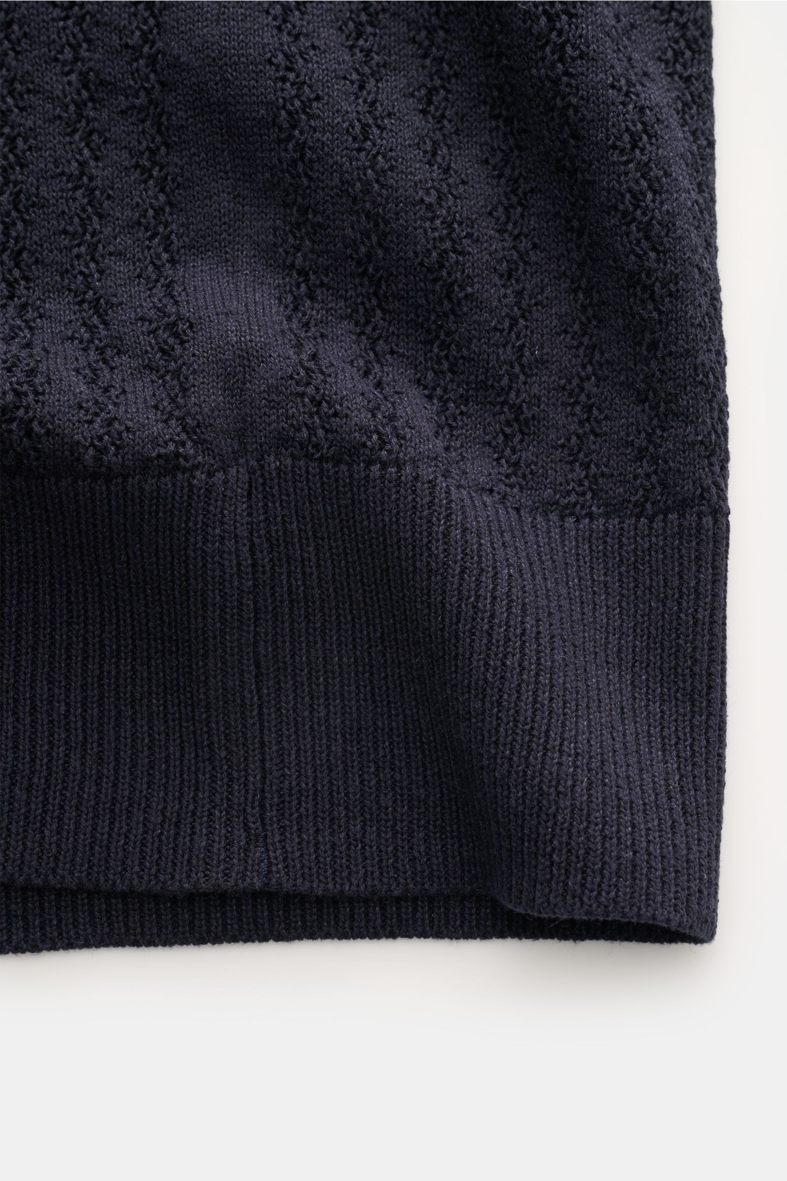 Close-up front view of the Piacenza 1733 Kurzarm-Strickpolo dark navy showing the luxurious silk-linen mix, soft texture, medium-fine knit with striped structure, regular fit, classic polo collar, and flexible ribbed cuffs. Eyecatcher in der Sommersaison: