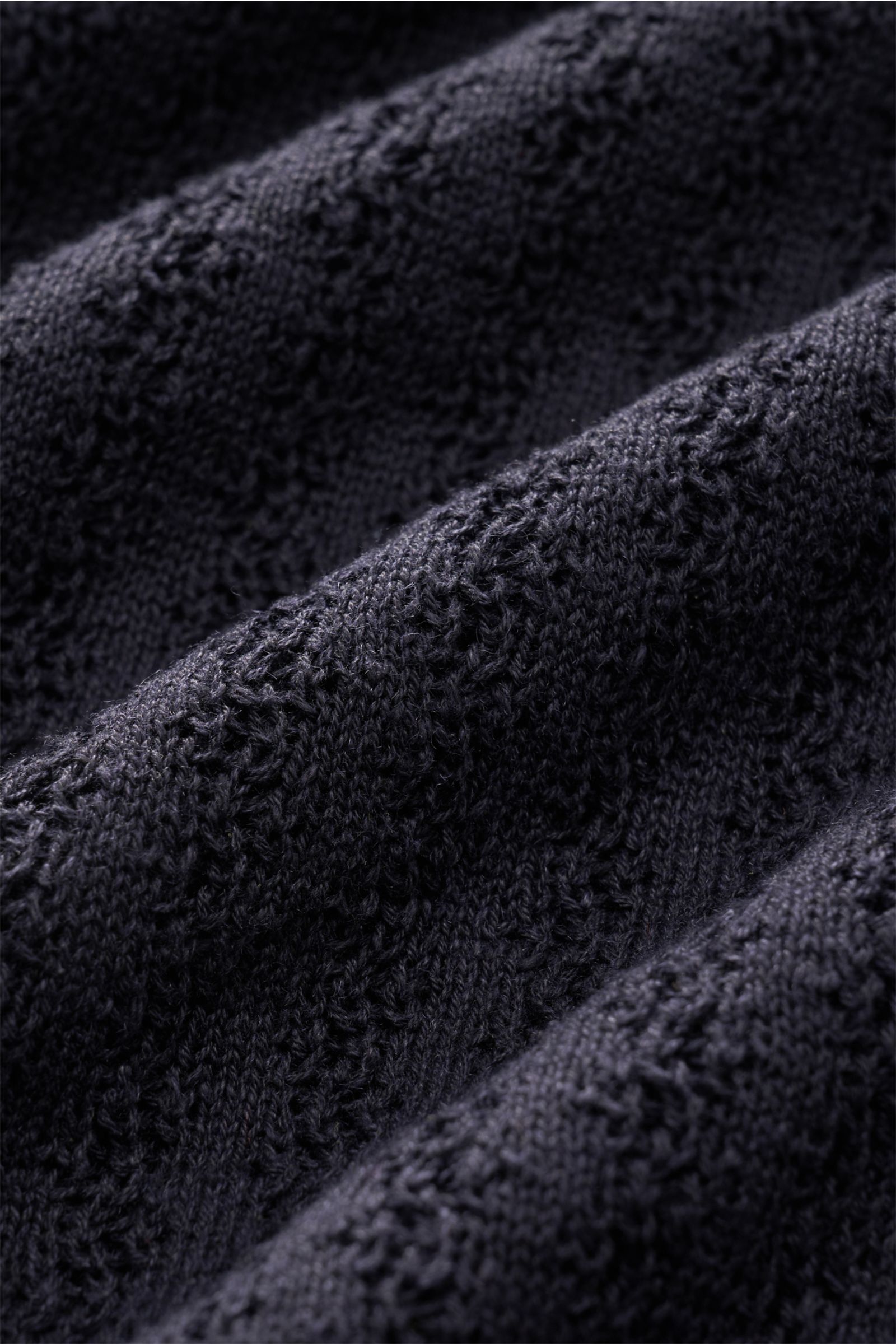Close-up front view of Piacenza 1733 Kurzarm-Strickpolo dark navy showing luxurious silk-linen mix, soft feel, medium-fine stripe texture knit.  
Eyecatcher in der Sommersaison: Das Kurzarm-Strickpolo von PIACENZA 1733 besticht mit luxuriöser Seide-Lei