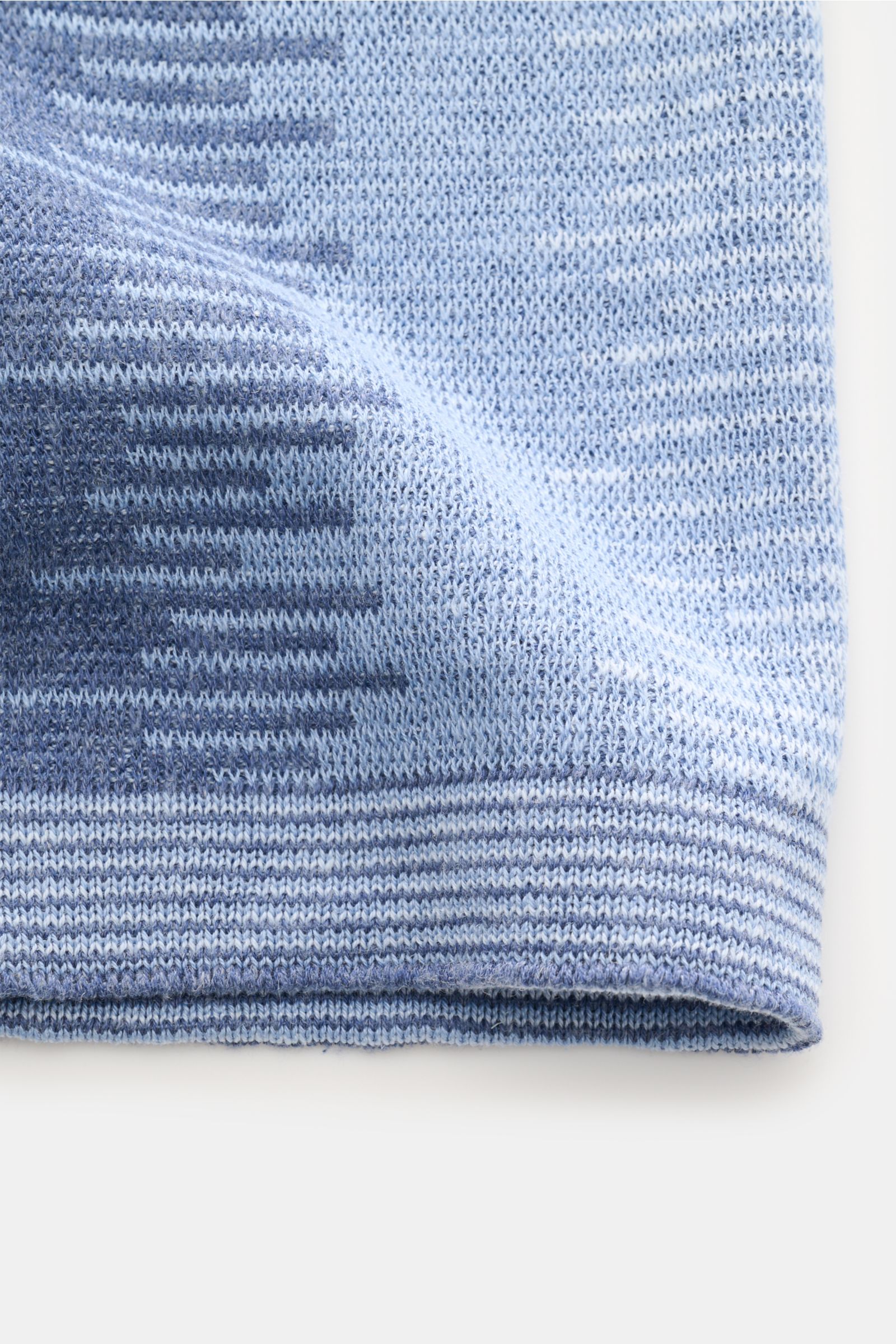 Close-up front view of the sleeve hem of the Piacenza 1733 Short sleeve knit polo grey-blue/smoky blue/light blue patterned, showcasing fine silk and cotton knit with a contrasting colour pattern.

A touch of luxury: This short sleeve knit polo by PIAC