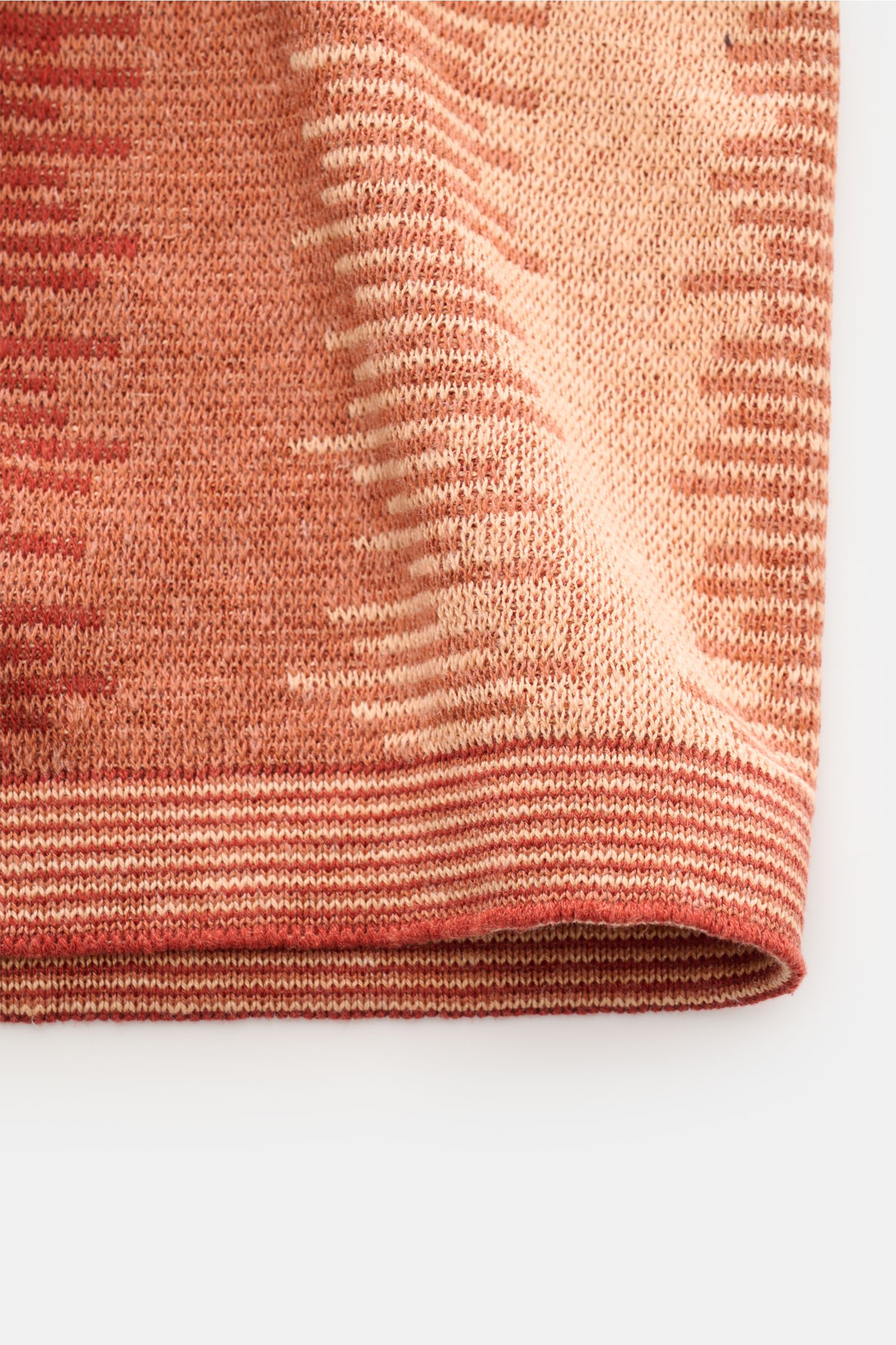 Piacenza 1733 Kurzarm-Strickpolo rot/hellrot/apricot gemustert, Nahaufnahme von Saum und feinem Strickmuster aus Seide und Baumwolle.