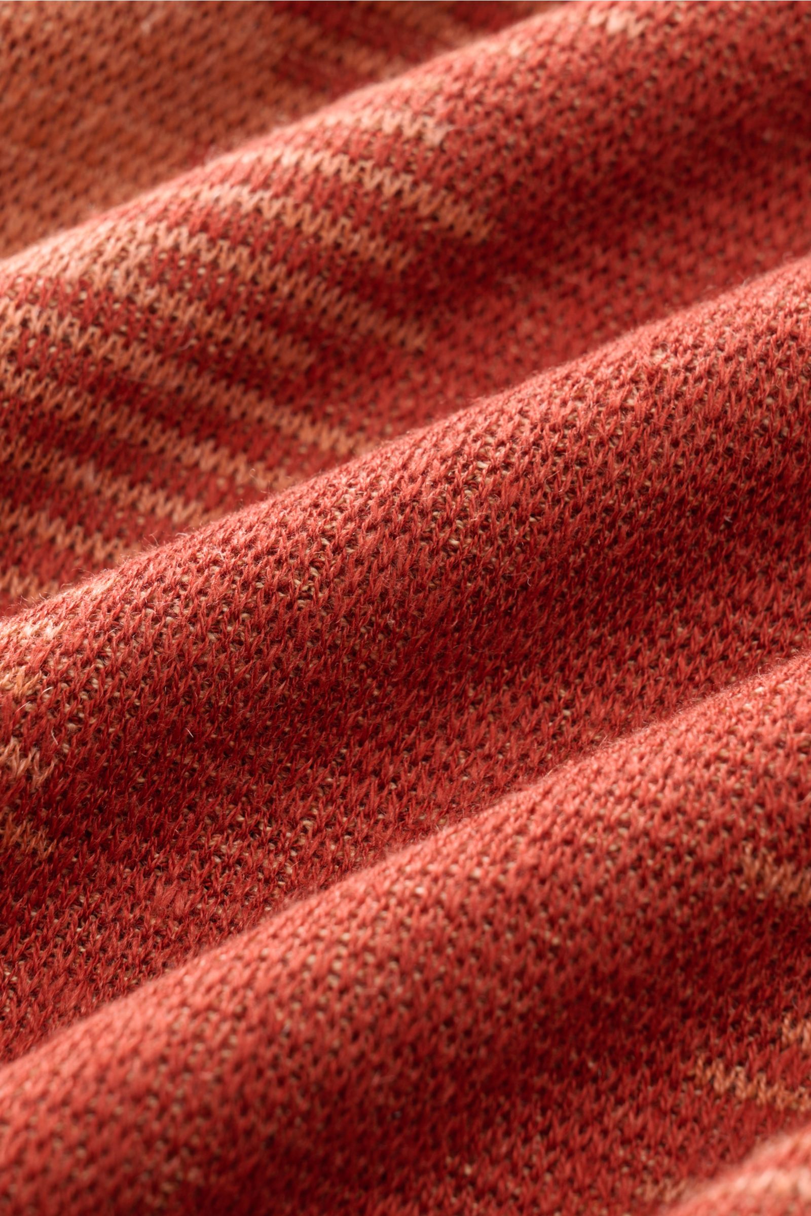 Nahaufnahme des Piacenza 1733 Kurzarm-Strickpolo rot/hellrot/apricot gemustert mit feinem, leichtem Strickmuster aus Seide und Baumwolle.