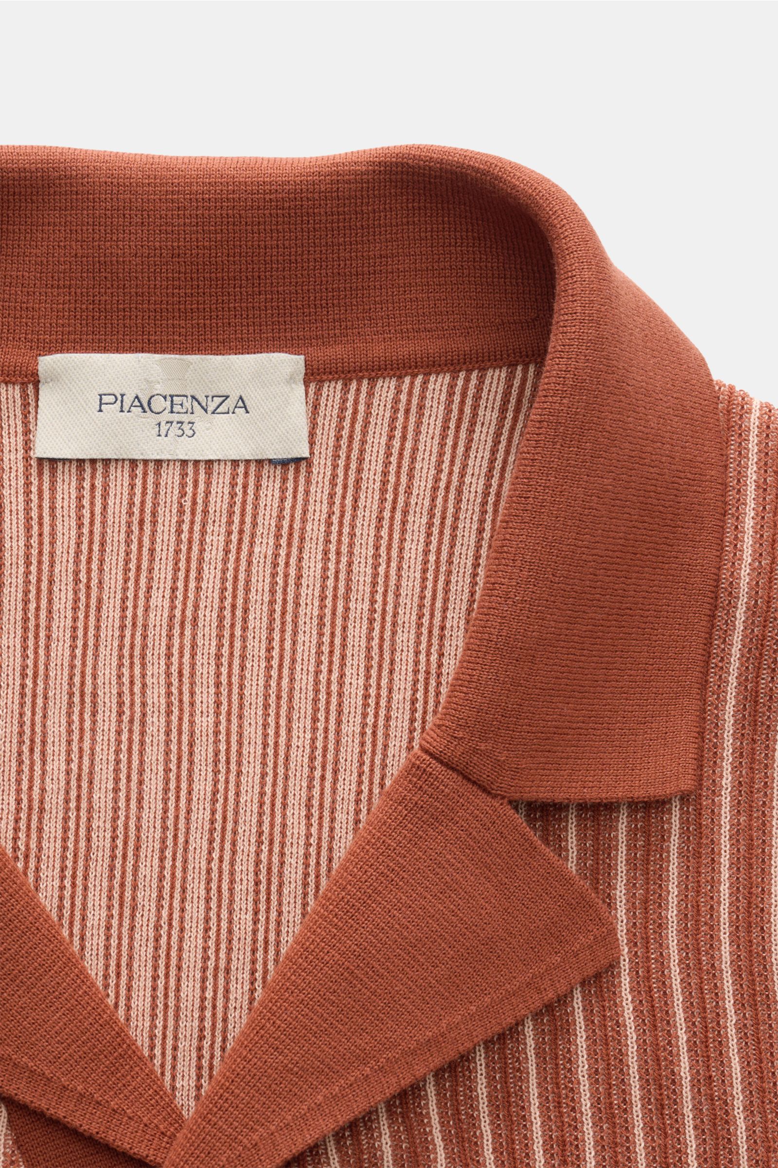 Piacenza 1733 Kurzarm-Strickhemd rostbraun/rosé gestreift, Nahaufnahme von oben, leichte Baumwolle, Strukturstrick, Regular Fit, kubanischer Kragen, flexible Rippbündchen.
