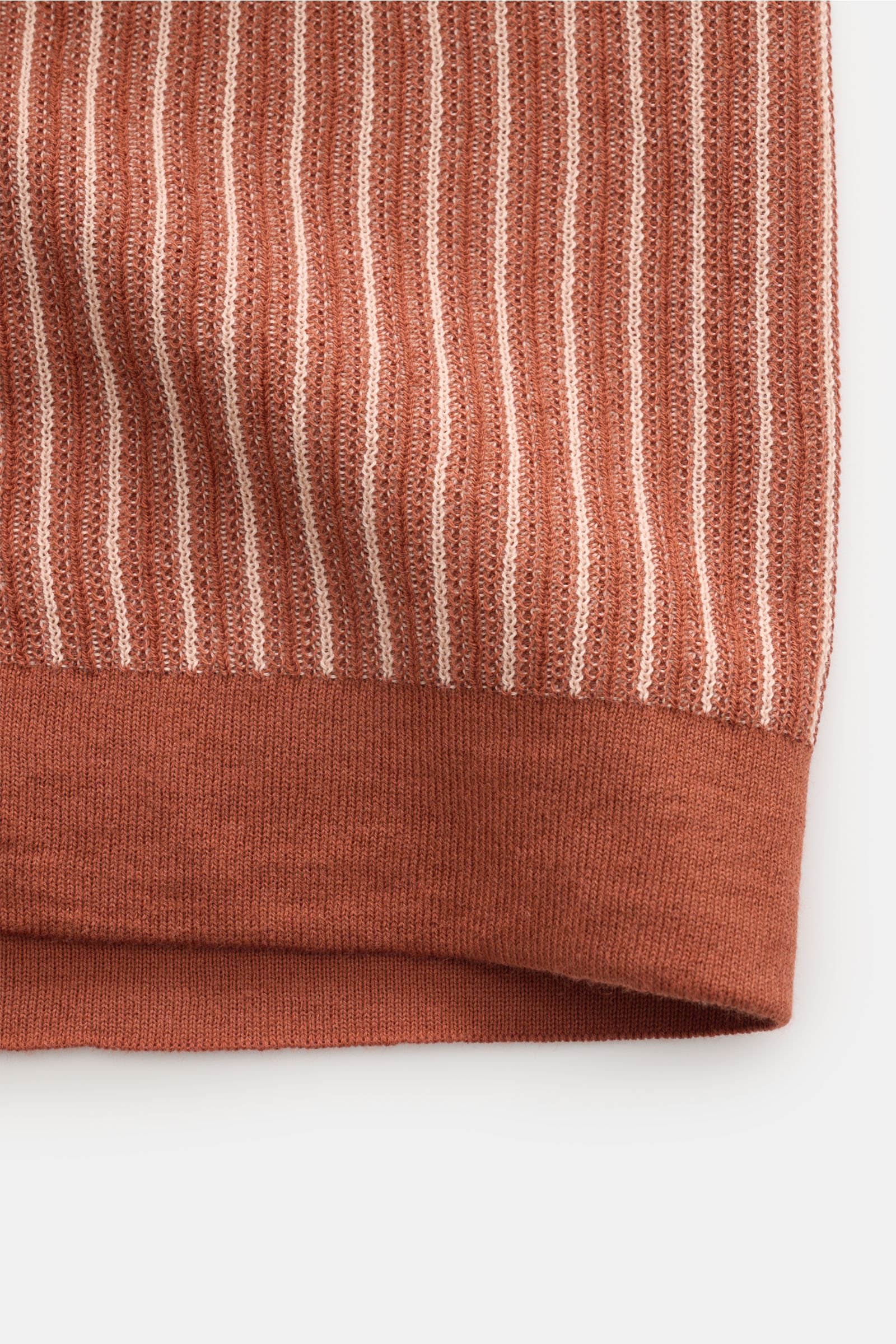 Piacenza 1733 Kurzarm-Strickhemd rostbraun/rosé gestreift, Detailaufnahme Saum mit feinem Strukturstrick und flexiblen Rippbündchen.