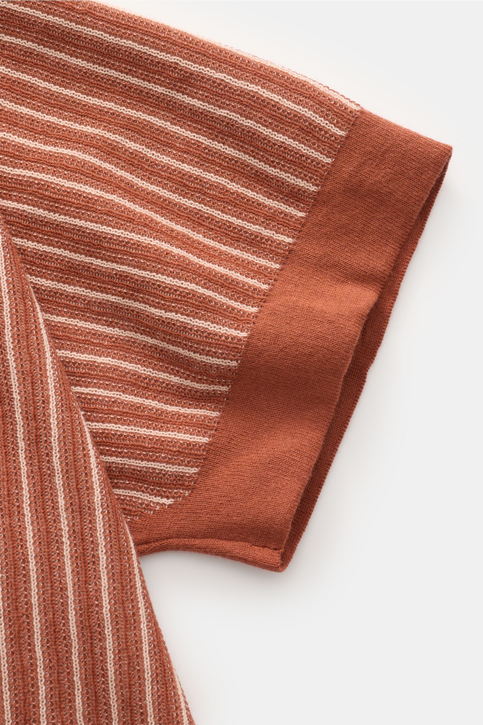 Piacenza 1733 Kurzarm-Strickhemd rostbraun/rosé gestreift, Detailaufnahme Ärmel, leichte Baumwolle, weicher Griff, Strukturstrick, Regular Fit, Kubanischer Kragen.