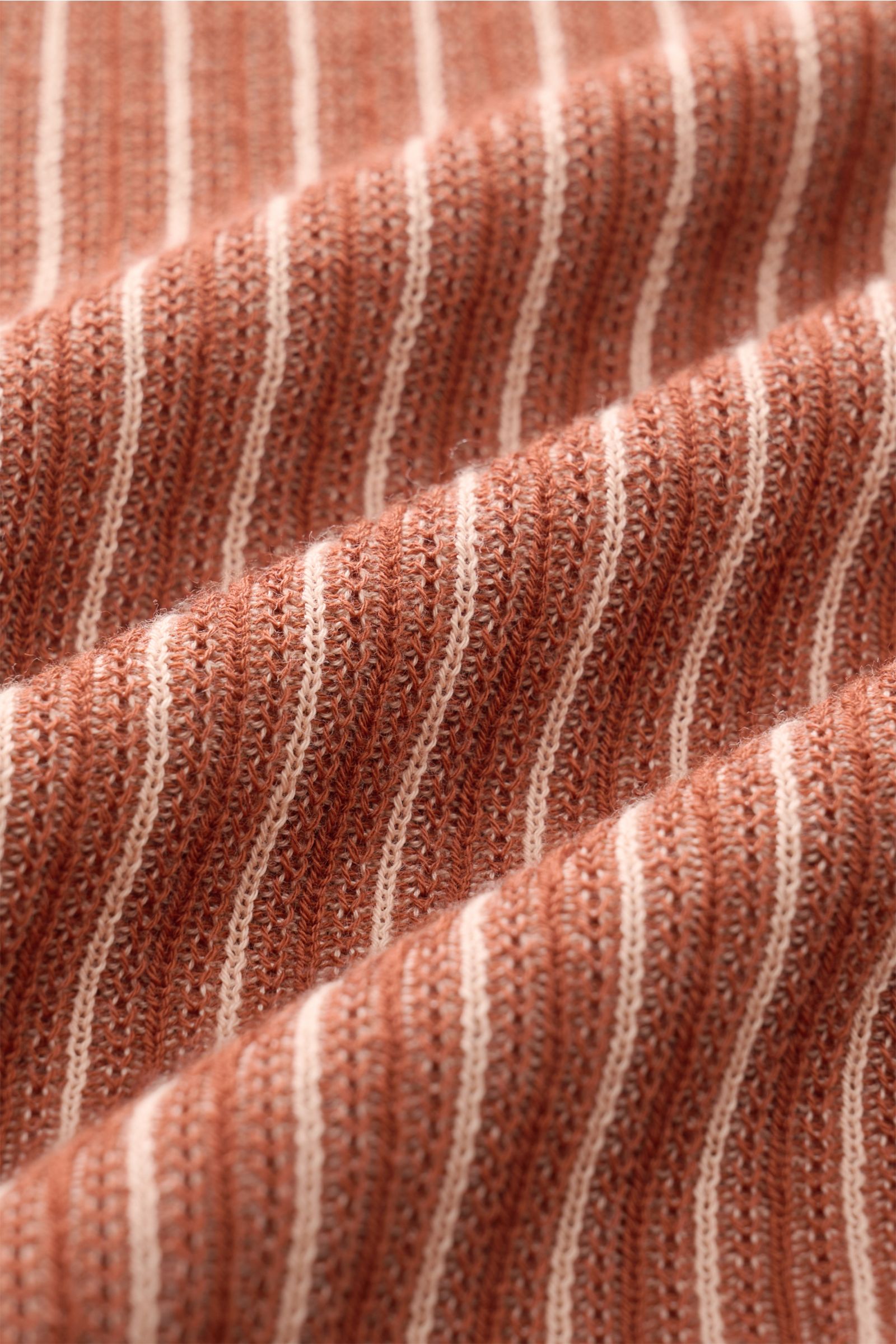 Nahaufnahme des Piacenza 1733 Kurzarm-Strickhemds rostbraun/rosé gestreift, luftige Baumwolle, feines Strukturstrickbild, Streifenoptik.