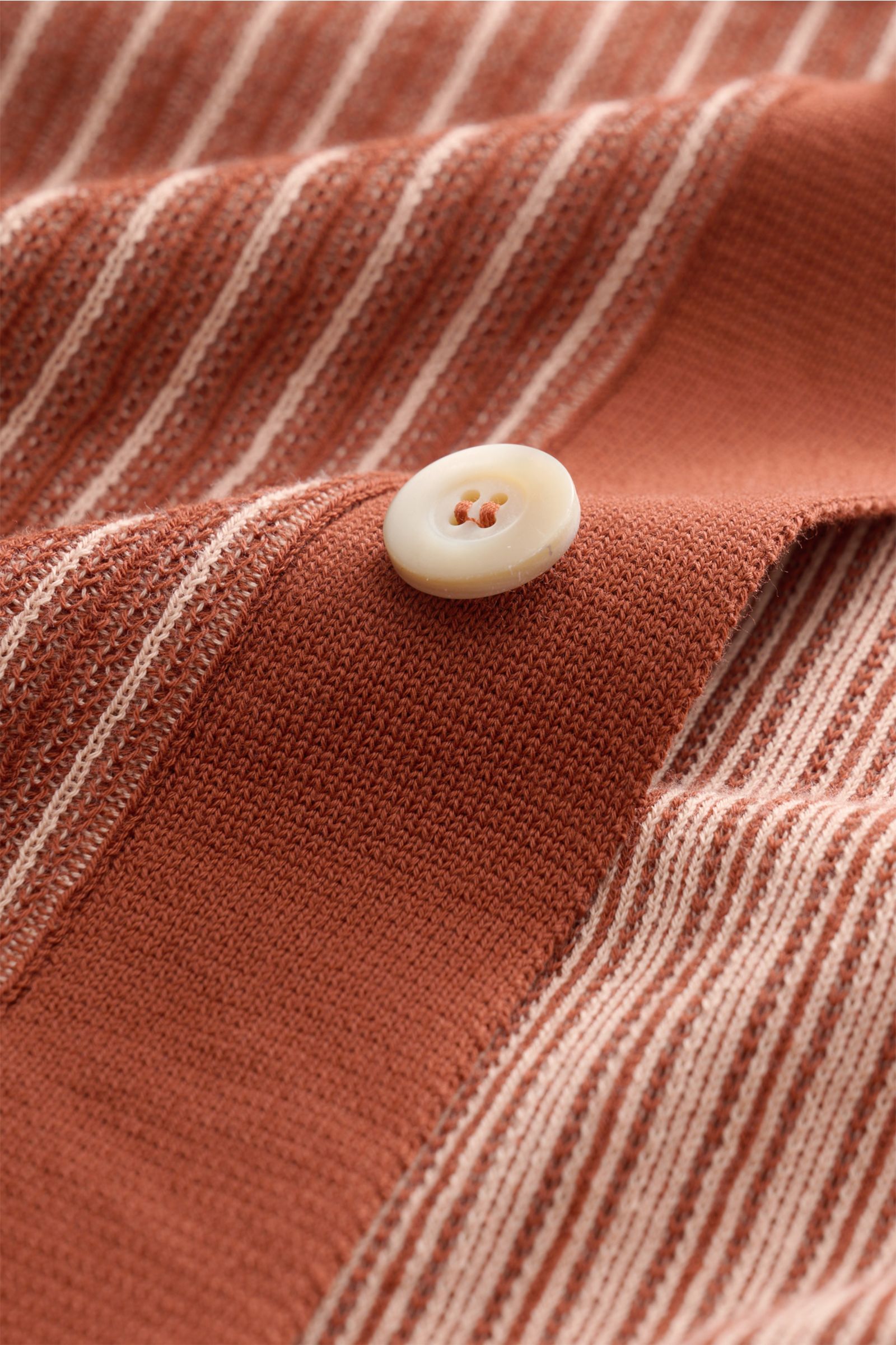 Nahaufnahme von Piacenza 1733 Kurzarm-Strickhemd rostbraun/rosé gestreift mit Knopf, feinem Strukturstrick, kubanischem Kragen, Regular Fit, reiner Baumwolle.