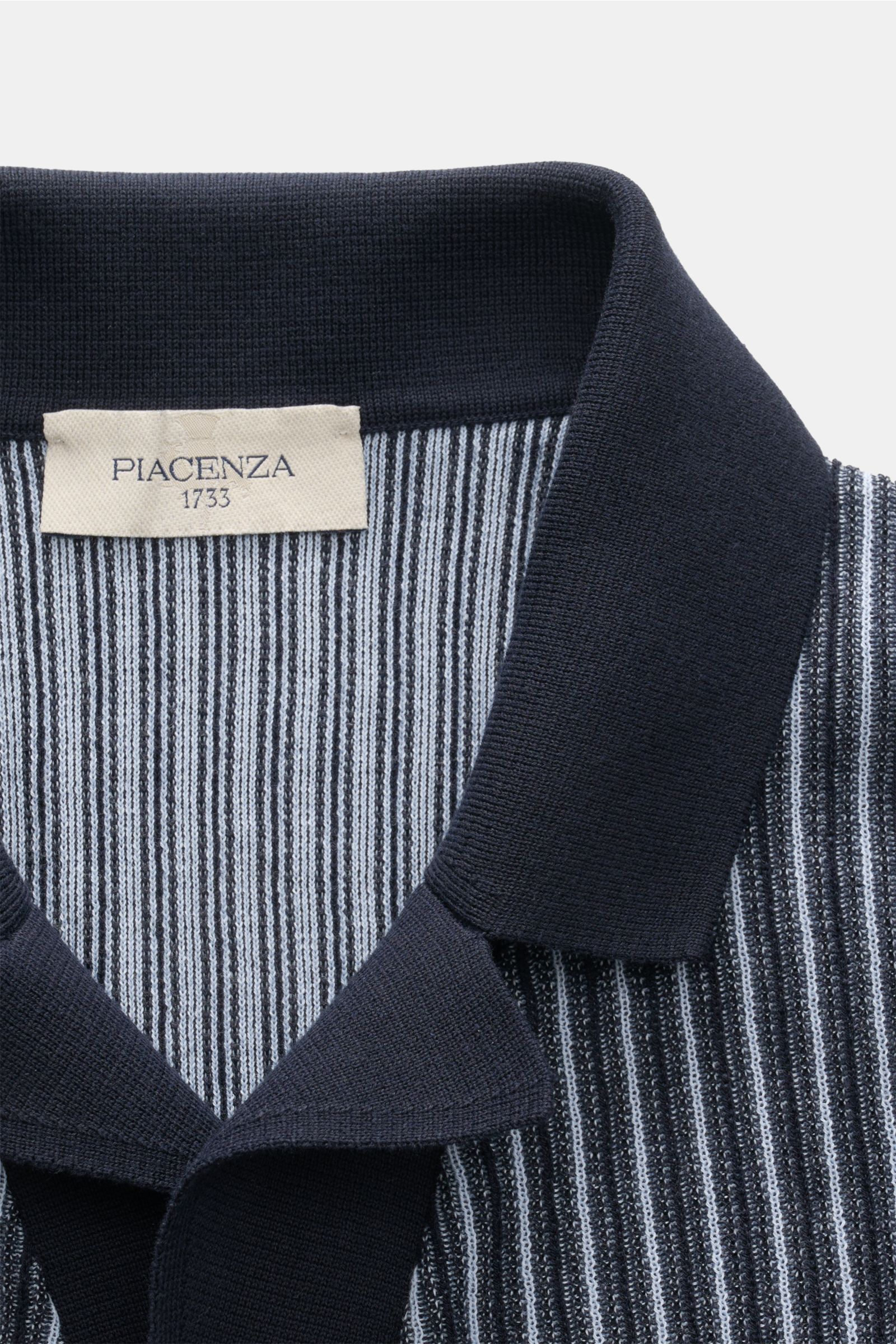 Nahaufnahme aus Frontperspektive des Piacenza 1733 Kurzarm-Strickhemd navy/hellblau gestreift mit kubanischem Kragen, feinem Strukturstrick und weichem Griff.