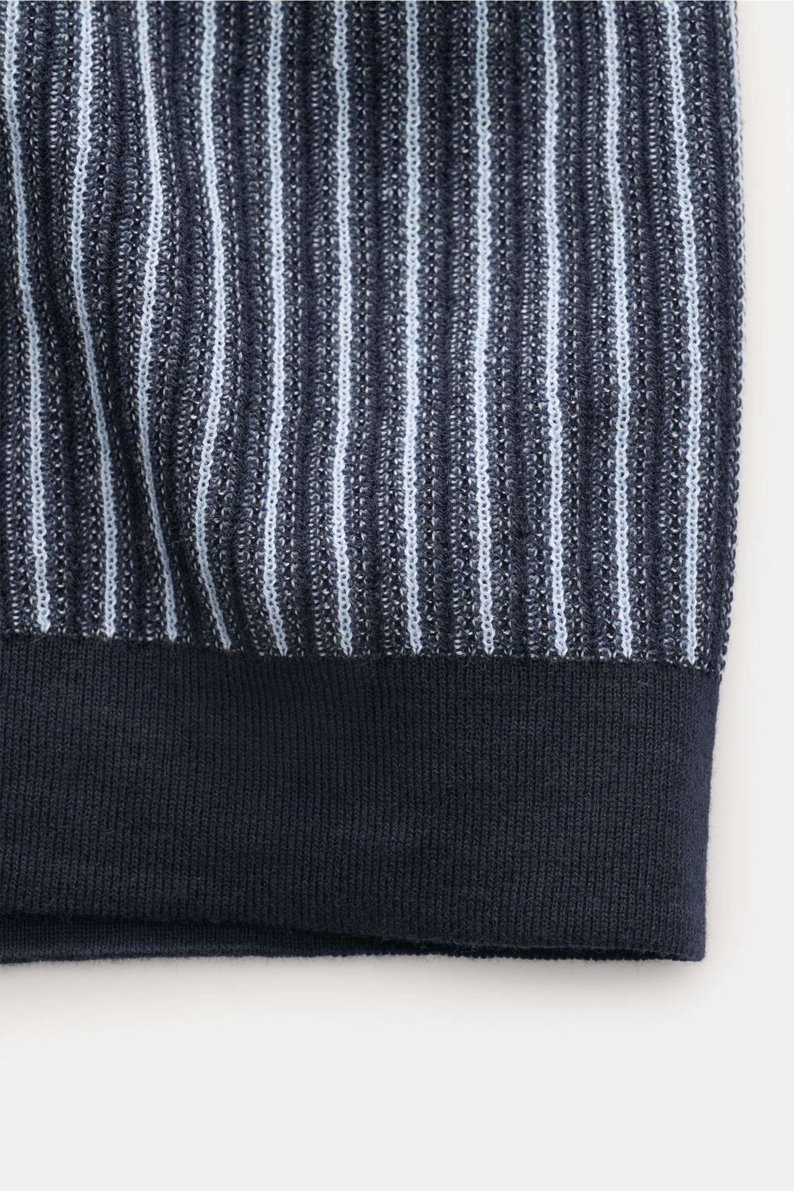 Nahaufnahme des unteren Saums des Piacenza 1733 Kurzarm-Strickhemd navy/hellblau gestreift mit feinem, weichem Baumwoll-Strukturstrick und flexiblen Rippbündchen, fotografiert von vorne.