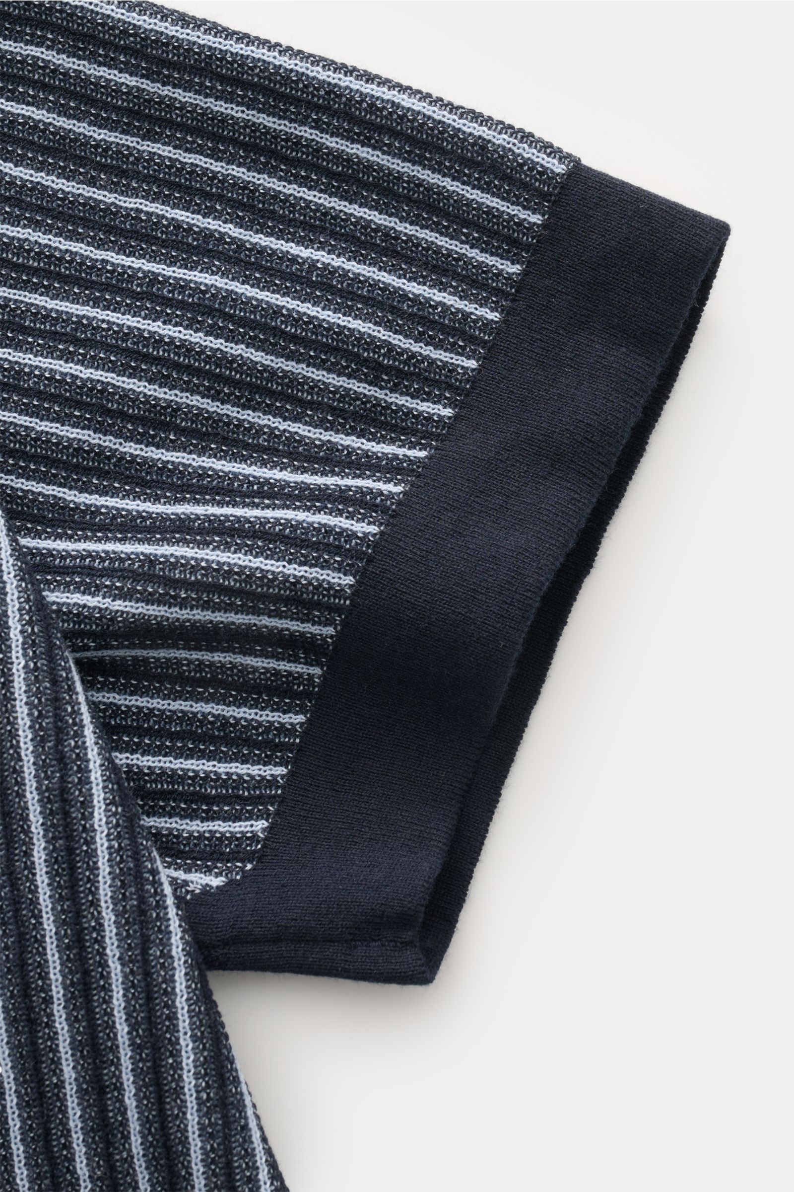 Nahaufnahme des Ärmels vom Piacenza 1733 Kurzarm-Strickhemd navy/hellblau gestreift mit feinem, weichem Baumwoll-Strukturstrick, Regular Fit, kubanischem Kragen und flexiblen Rippbündchen, fotografiert aus seitlicher Perspektive.