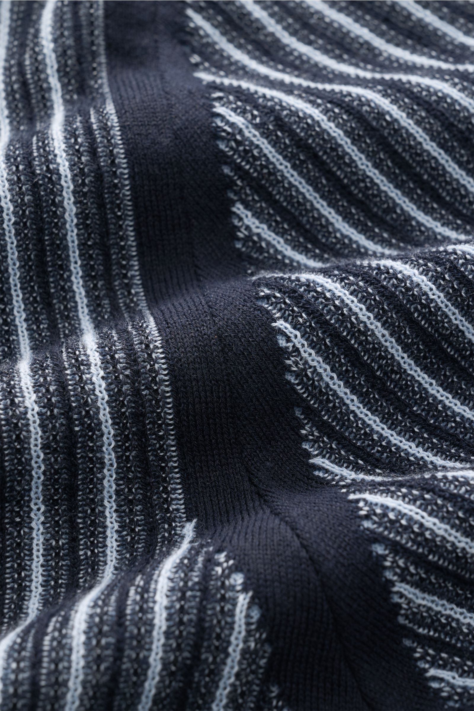Nahaufnahme des Piacenza 1733 Kurzarm-Strickhemds navy/hellblau gestreift, feines Strukturstrickbild, reine Baumwolle, weicher Griff, Rippbündchen, von schräg oben fotografiert.