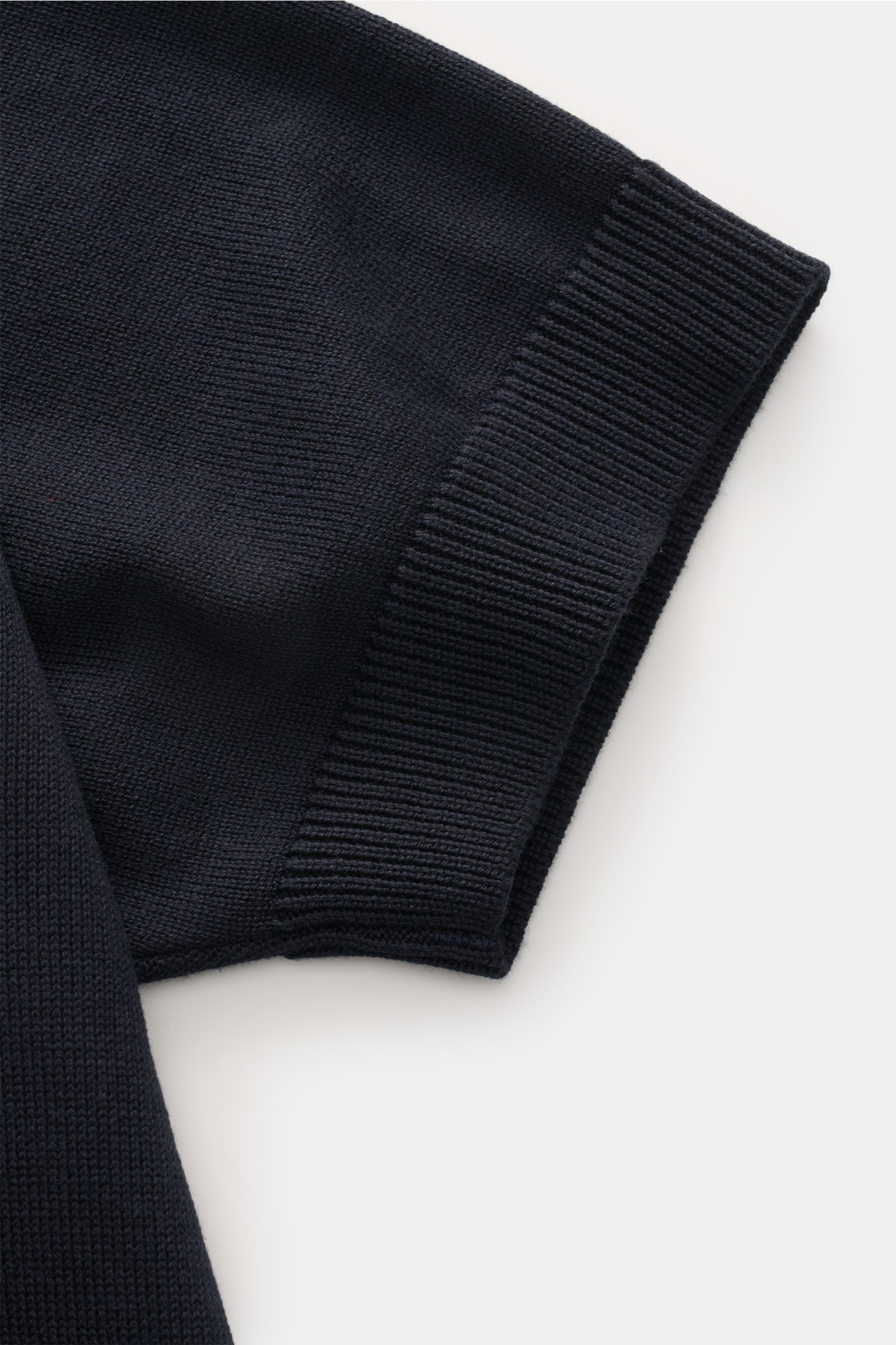 Piacenza 1733 Kurzarm-Strickpolo navy, Detailfoto Ärmel mit flexiblem Rippbündchen, feines Strickbild, Seide-Baumwoll-Mix, Lochstrick.