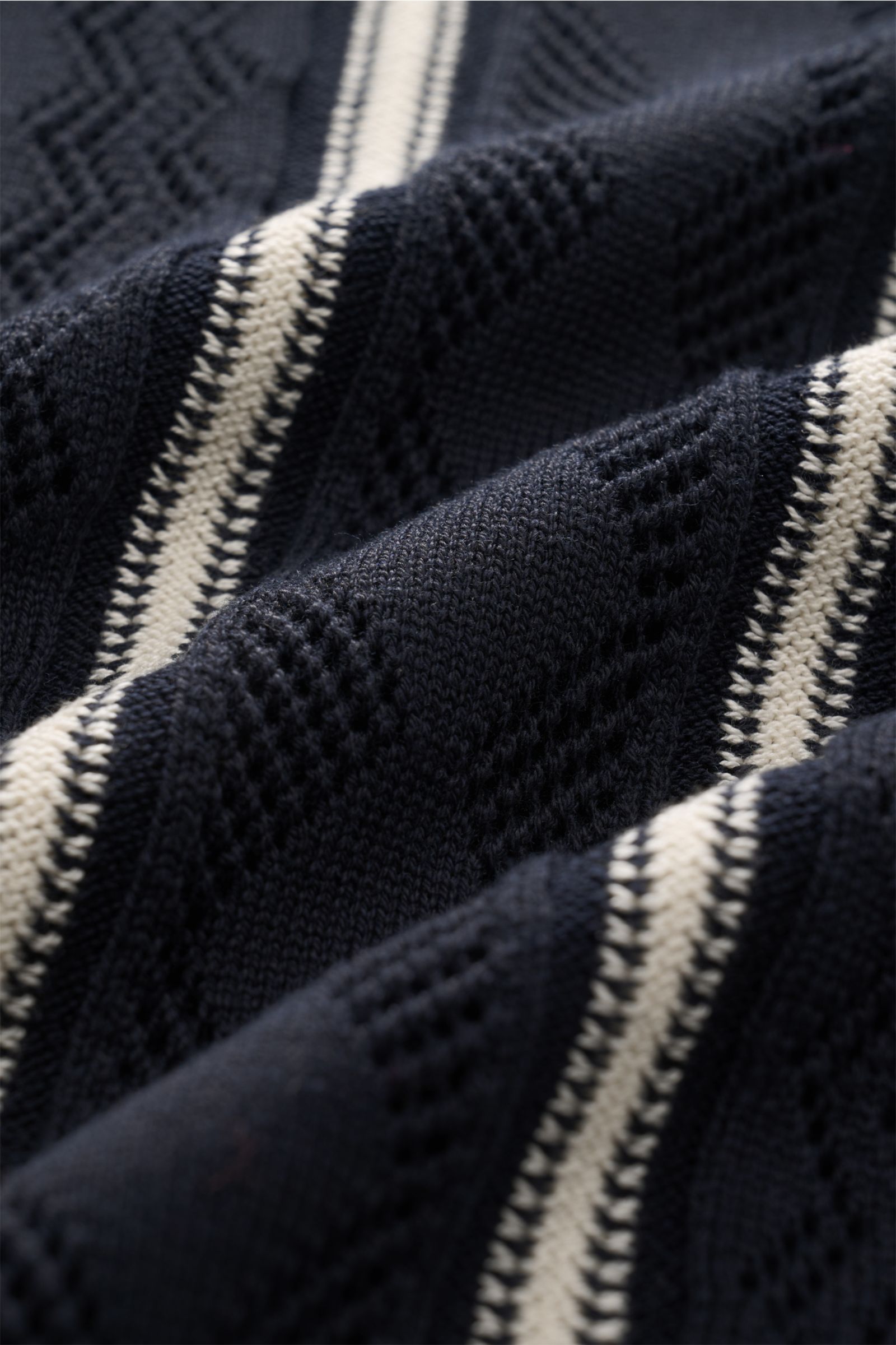 Nahaufnahme des Piacenza 1733 Kurzarm-Strickpolo navy mit feinem Lochstrick, gestickten Kontraststreifen und weichem Seiden-Baumwoll-Mix.