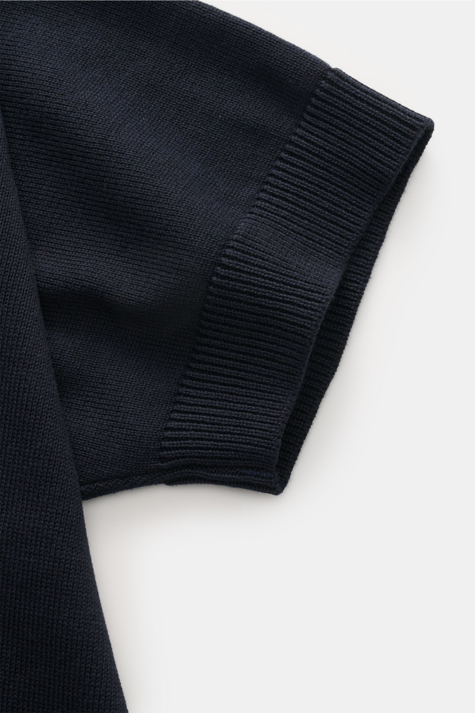 Piacenza 1733 Kurzarm-Strickpolo navy in Nahaufnahme von oben, weicher Seiden-Baumwoll-Mix, filigraner Lochstrick, Rippbündchen, Regular Fit.