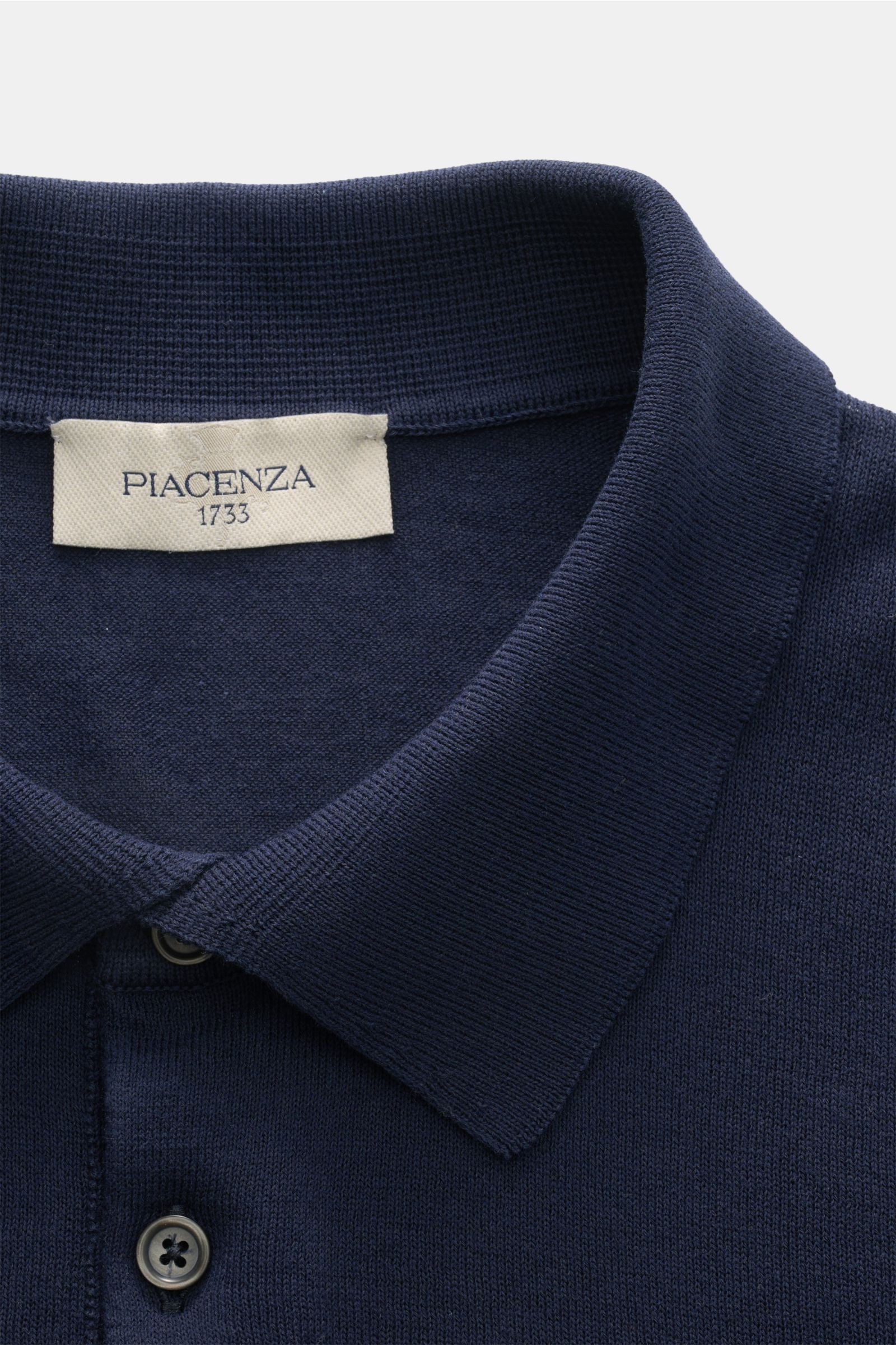 Piacenza 1733 Kurzarm-Strickpolo navy, Detailaufnahme von oben, Feinstrick Baumwolle, Polokragen, Drei-Knopf-Leiste, Slim Fit, weicher Griff