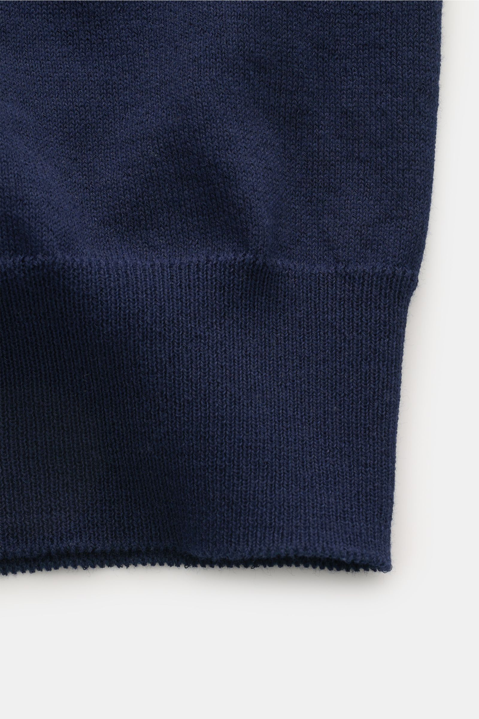 Piacenza 1733 Kurzarm-Strickpolo navy, Detailaufnahme des feinen Baumwollfeinstricks mit weichem Griff und komfortablem Rippbündchen, Nahaufnahme