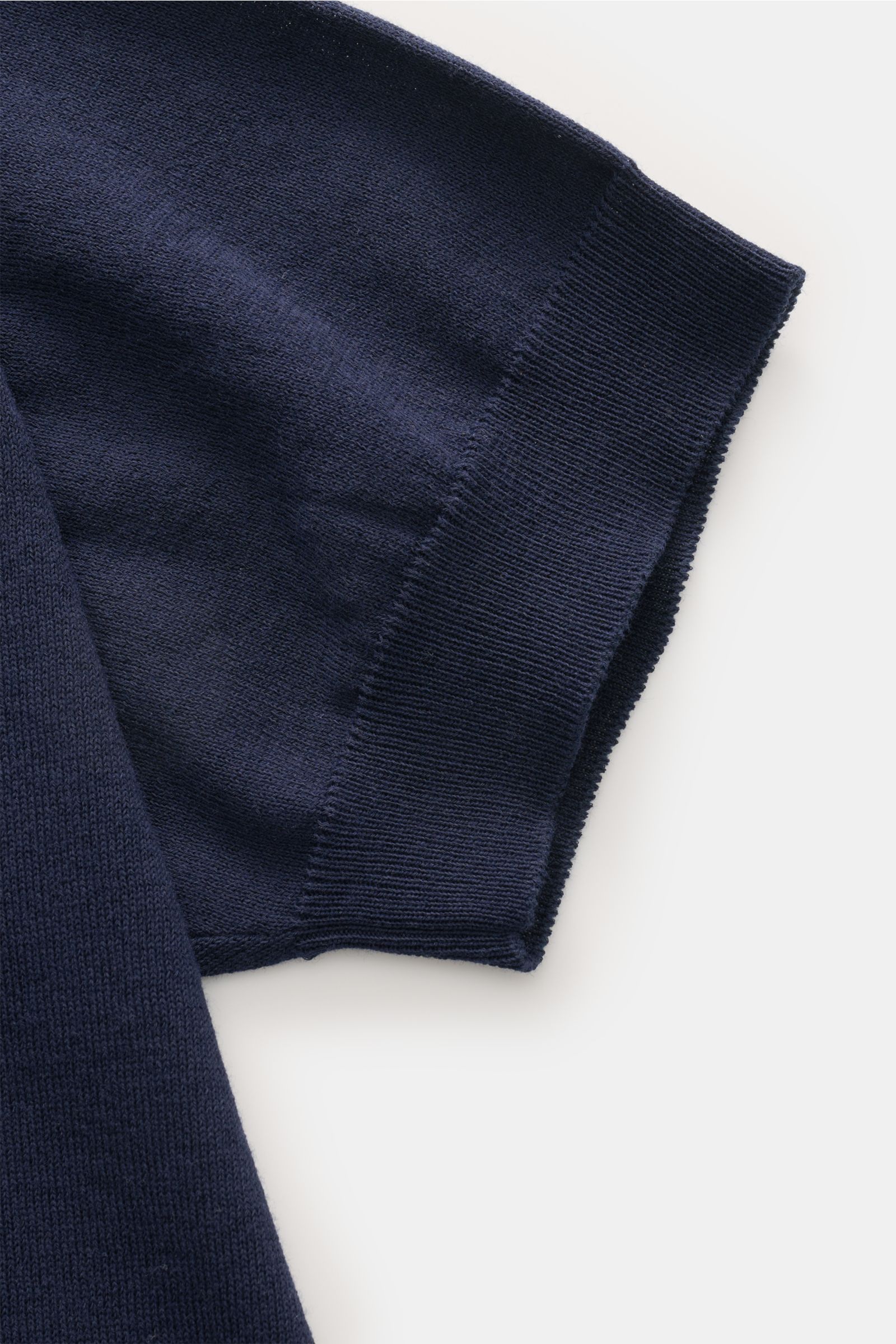 Piacenza 1733 Kurzarm-Strickpolo navy, Detailaufnahme der Ärmelrippbündchen, Feinstrick aus reiner Baumwolle, Slim Fit, Polokragen, Drei-Knopf-Leiste.