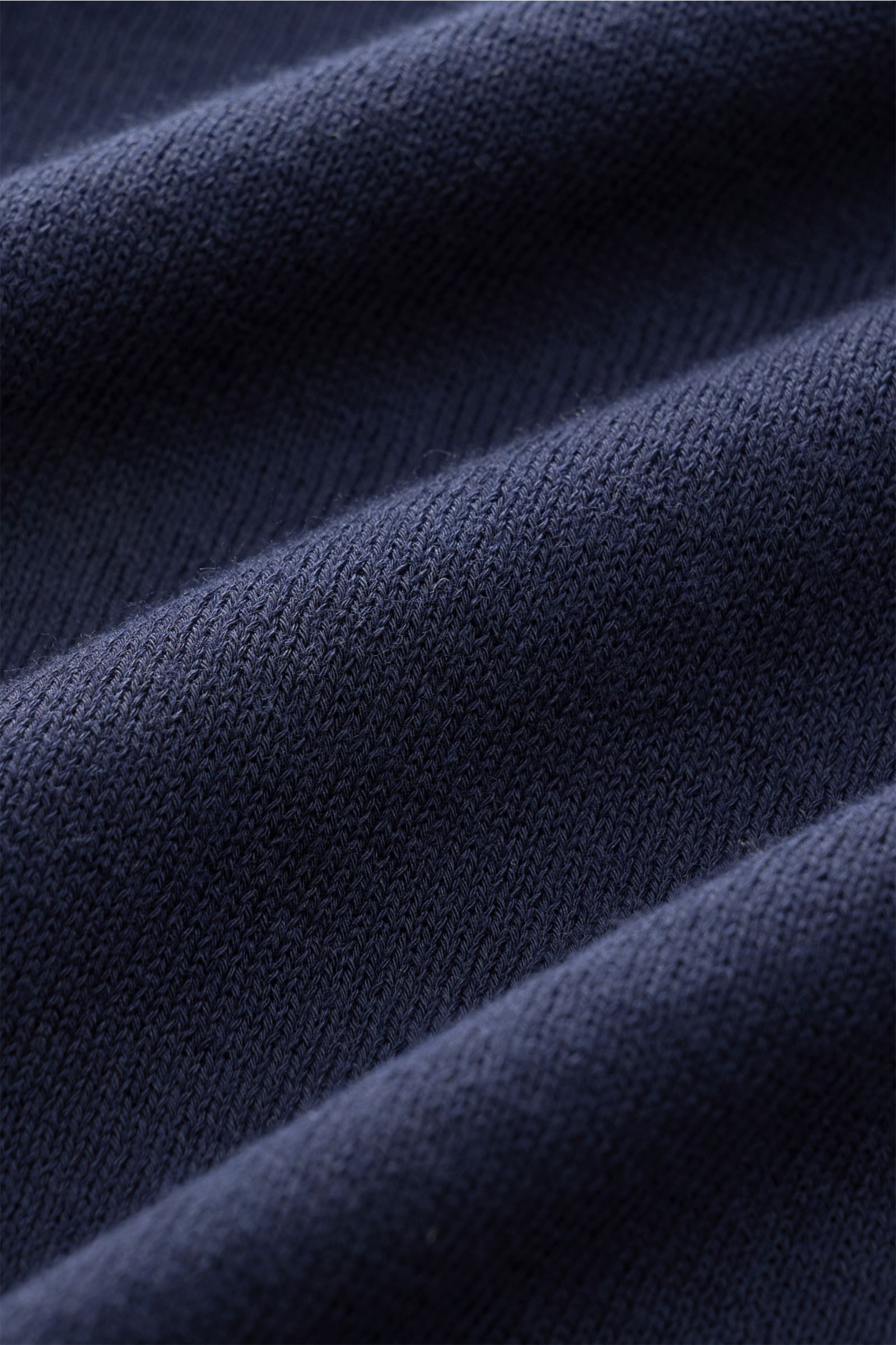 Piacenza 1733 Kurzarm-Strickpolo navy in Feinstrick aus Baumwolle, Nahaufnahme der weichen Struktur und leichten Qualität, Slim Fit, Polokragen.